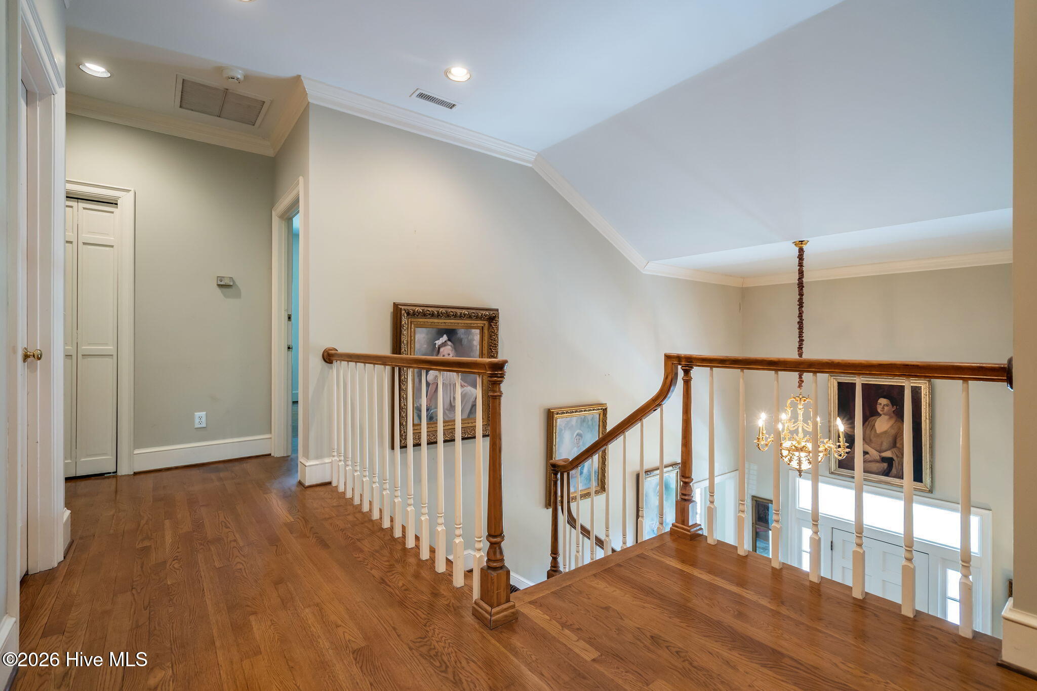 100570294 | Photo 35