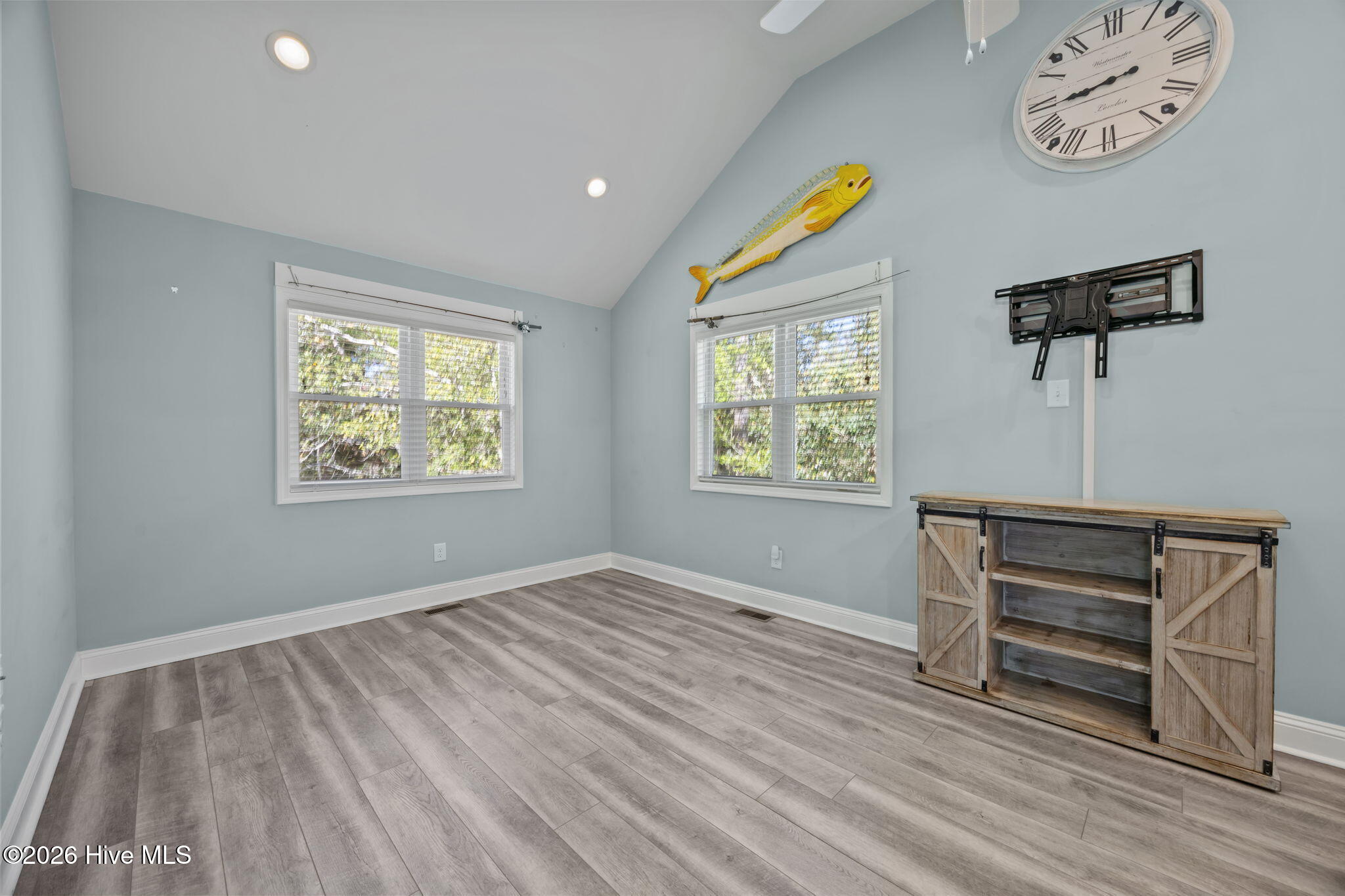 100561792 | Photo 30