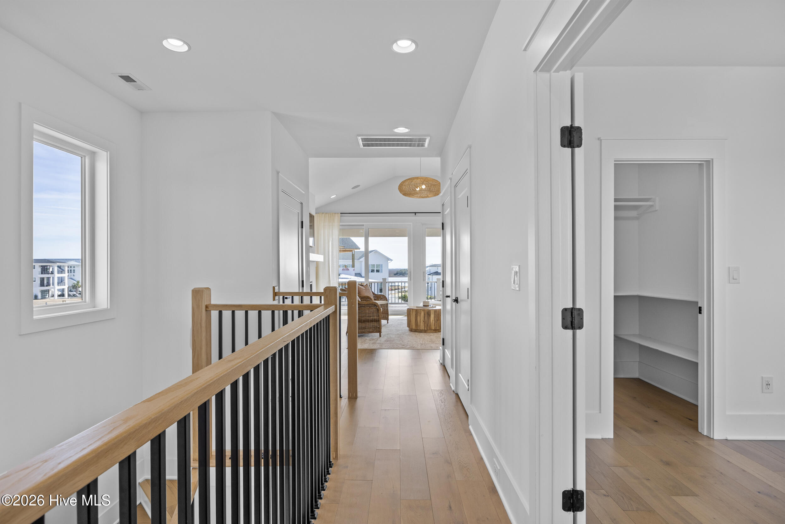 100551268 | Photo 28