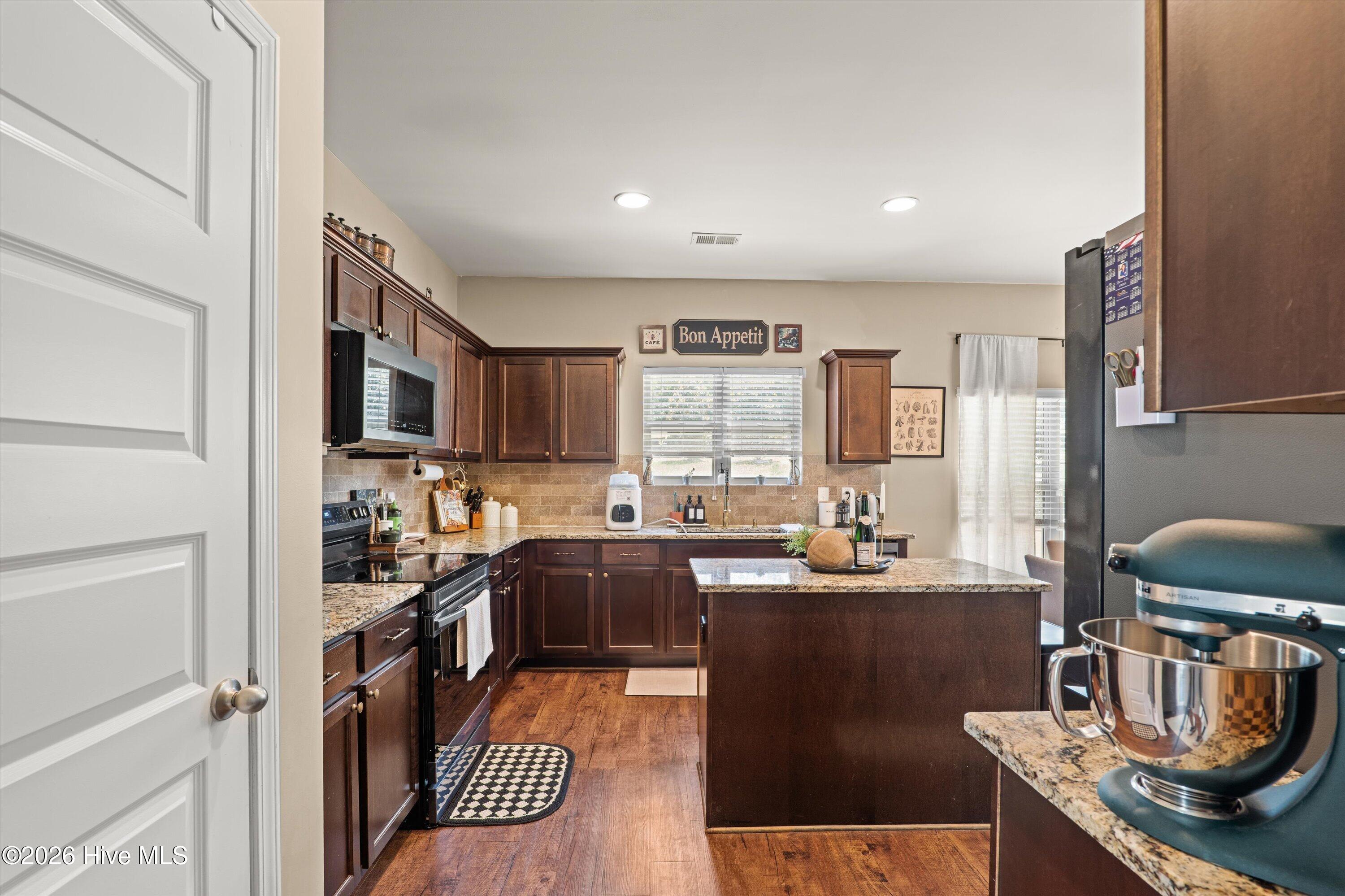 Walk through from formal dining to kitchen