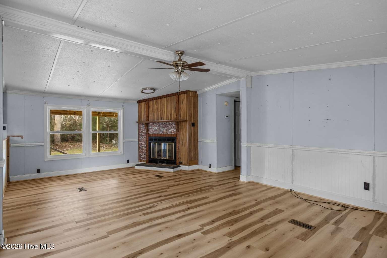 100550167 | Photo 11