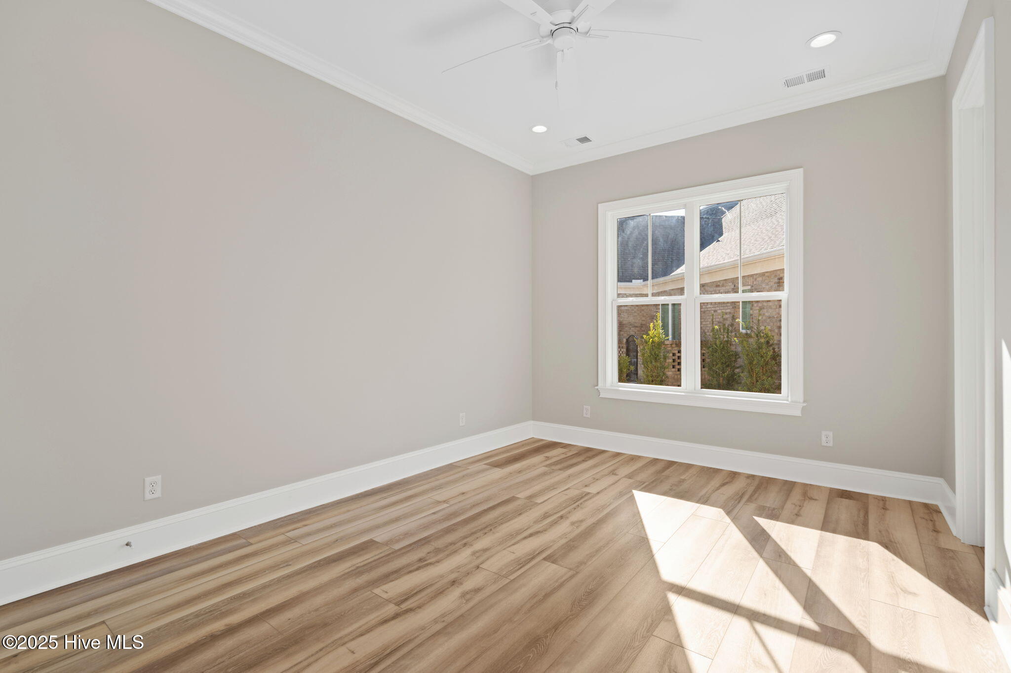 100525114 | Photo 33