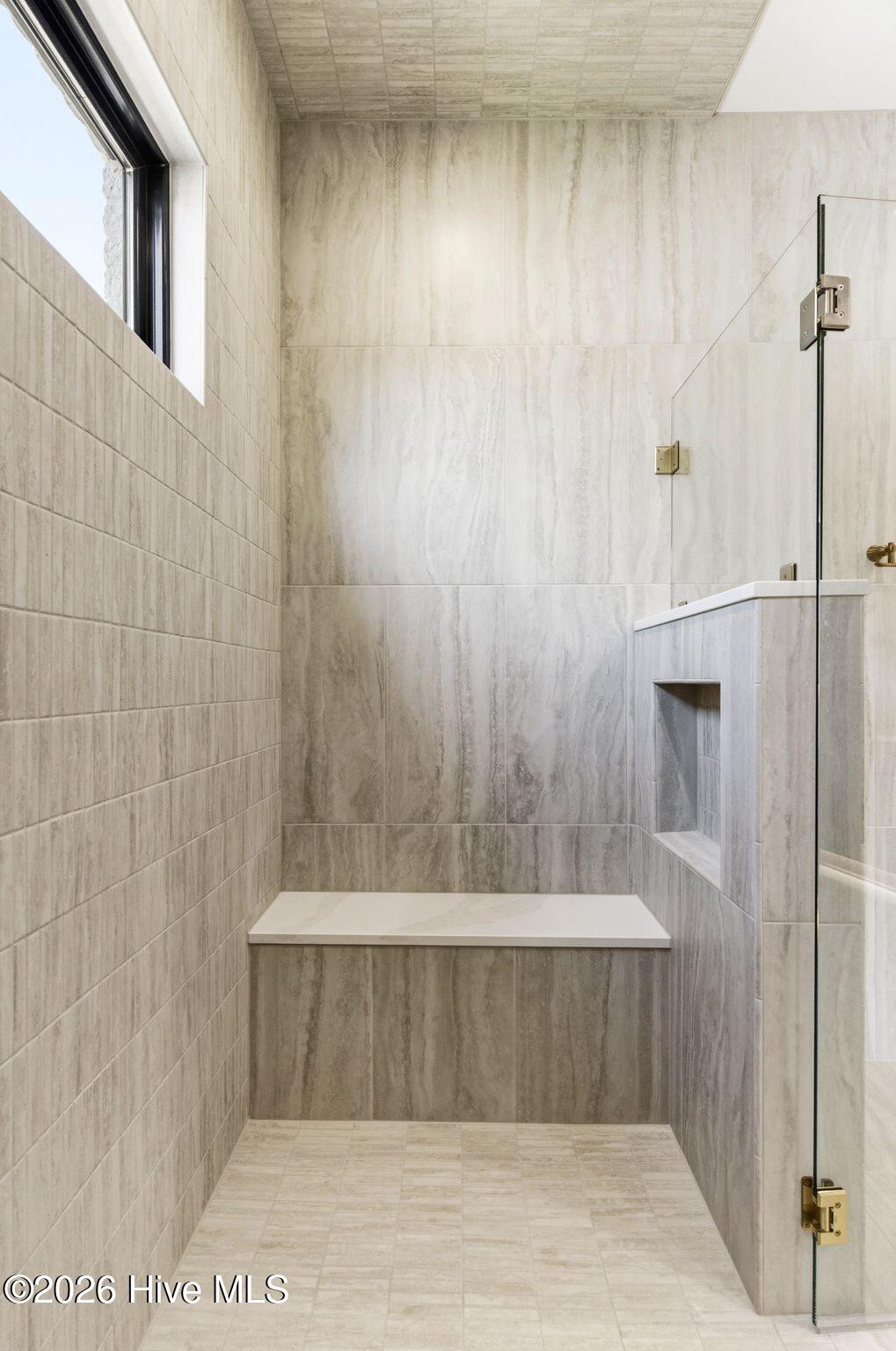 100570119 | Photo 42