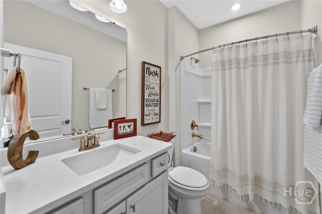 Hall/ Guest Bathroom