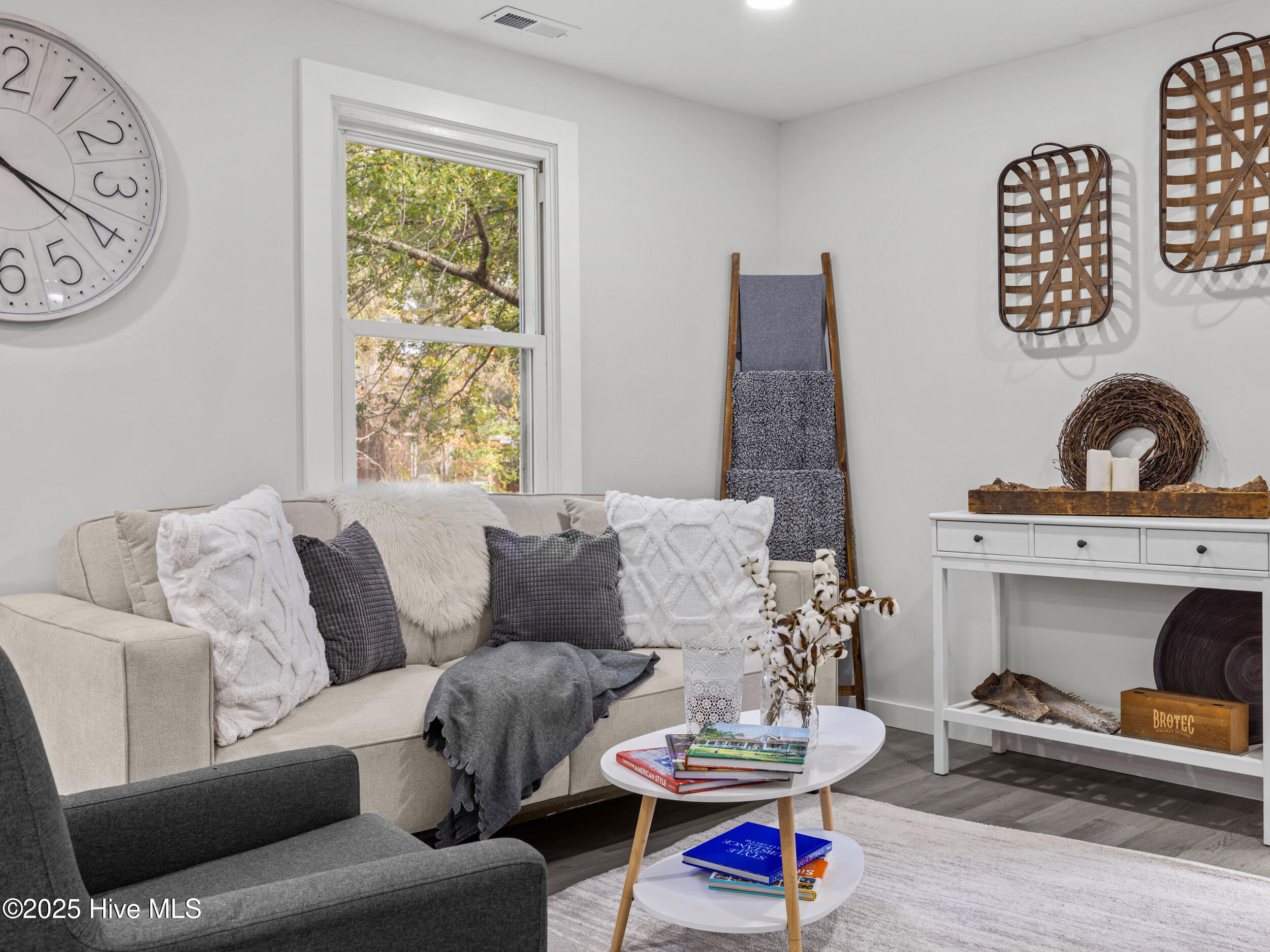 100545039 | Photo 11