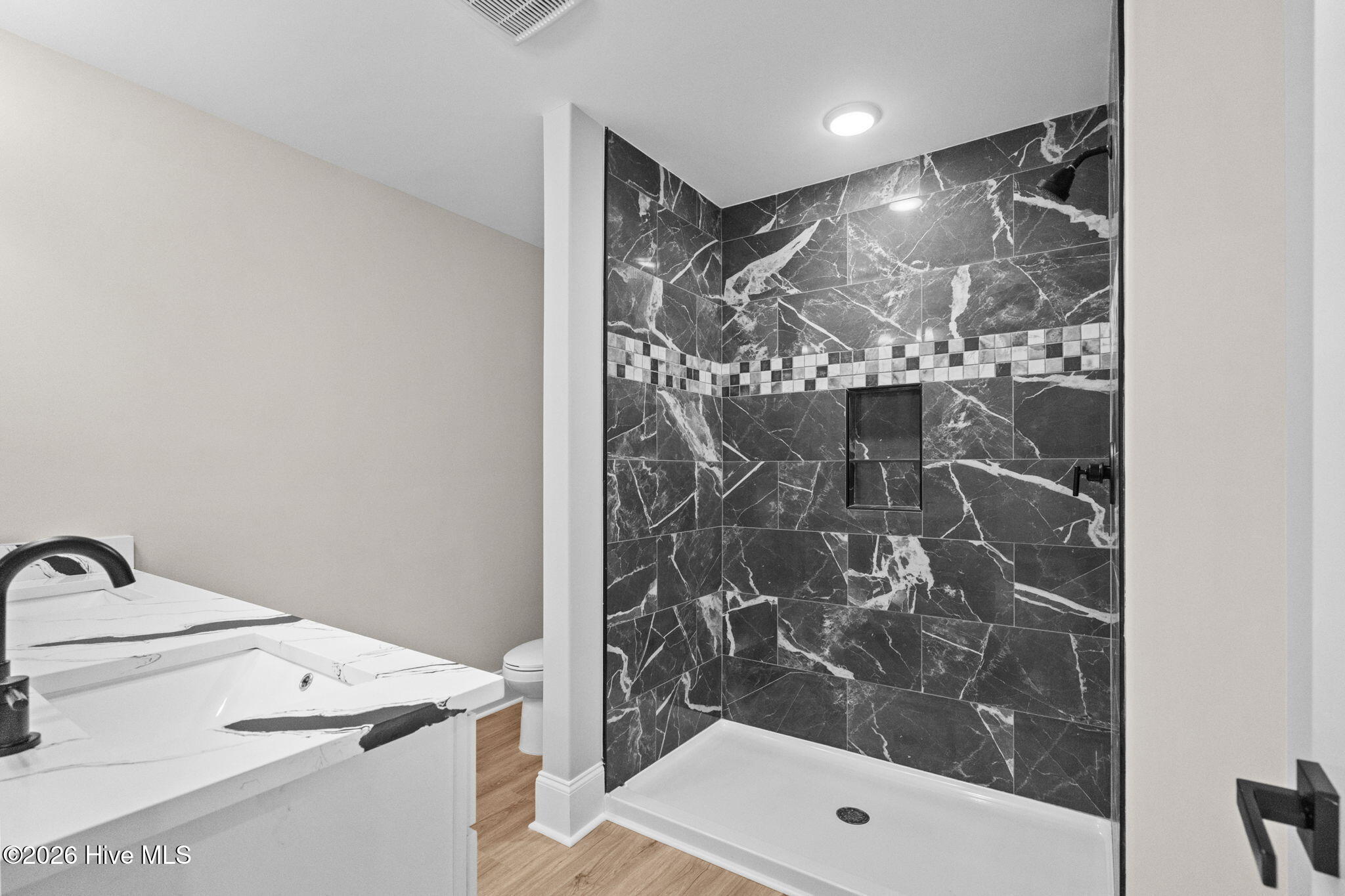 100513305 | Photo 31