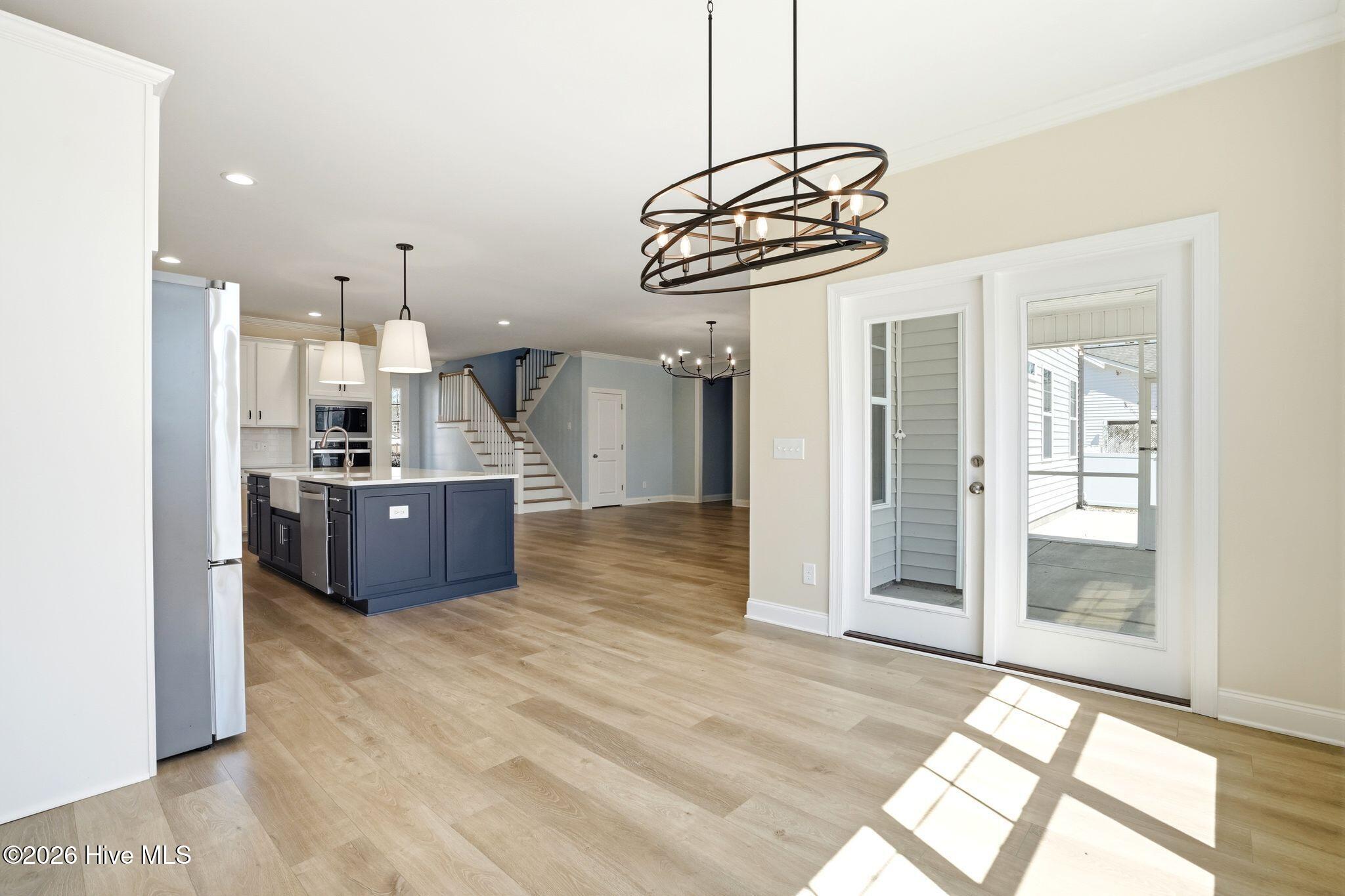 100562109 | Photo 23