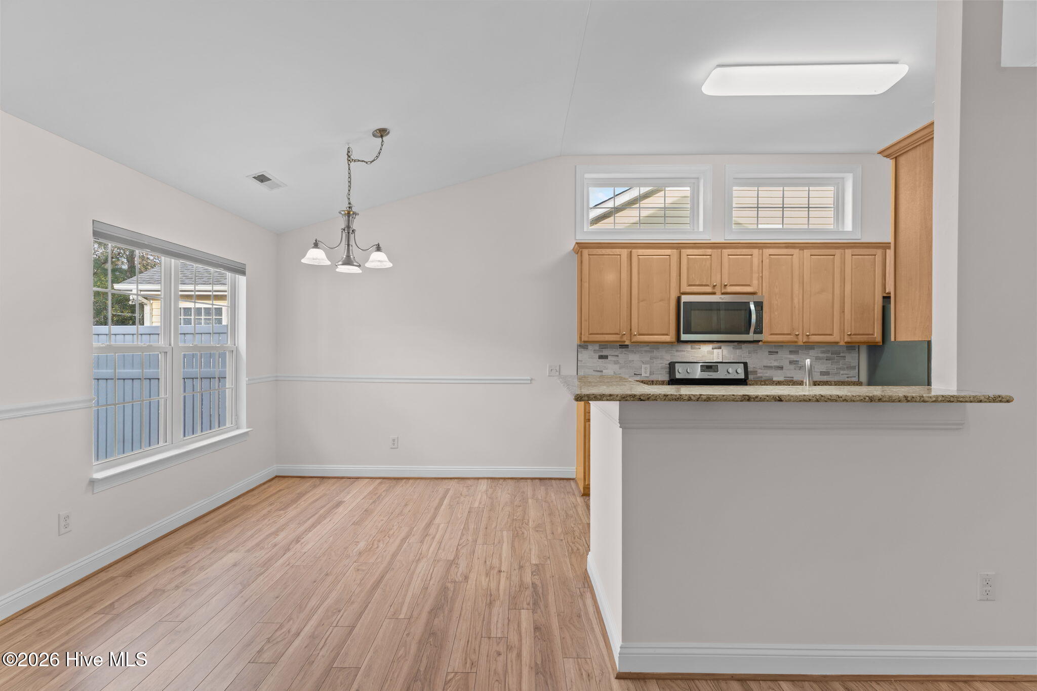 100549598 | Photo 13