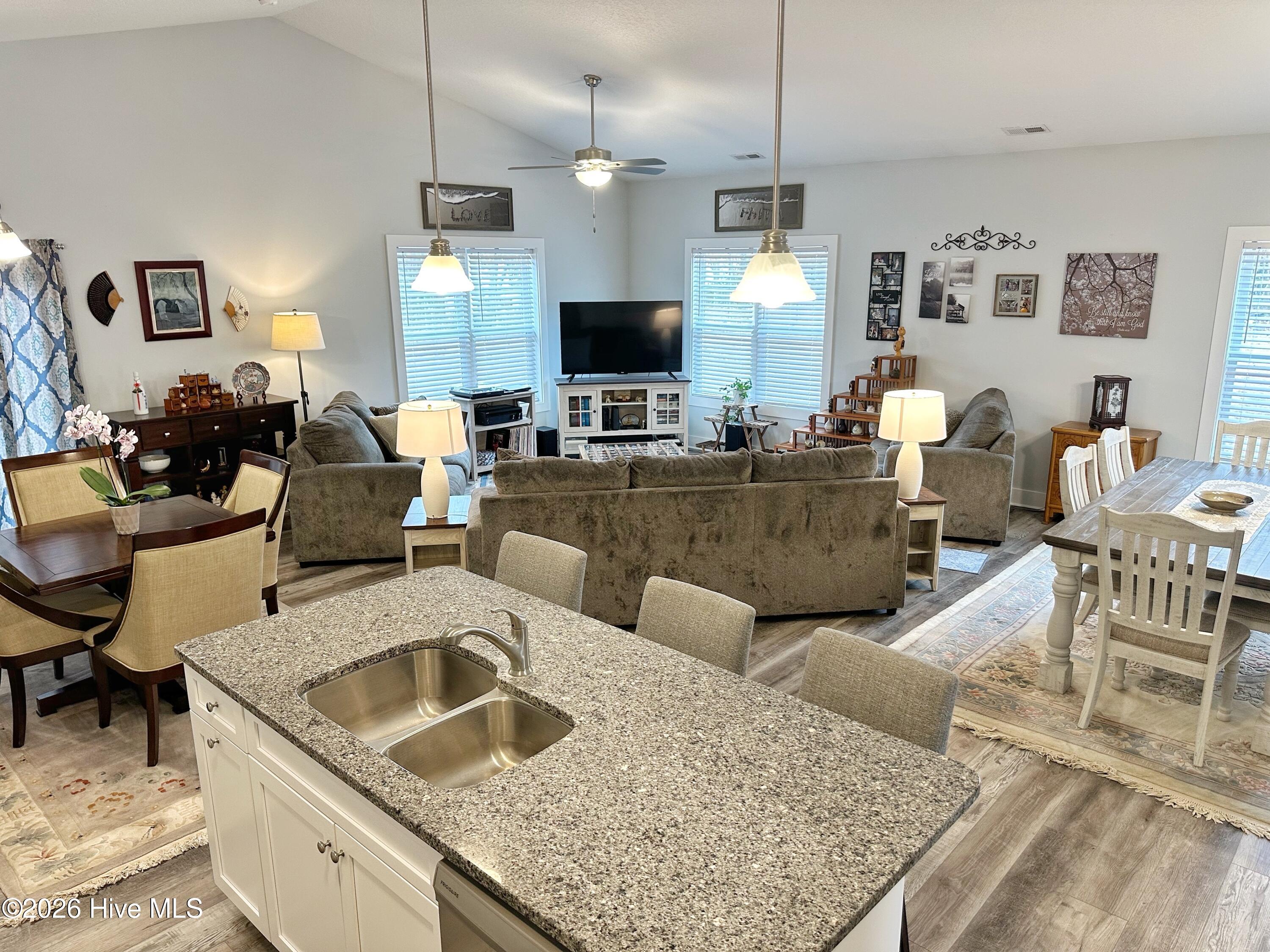 100555185 | Photo 13