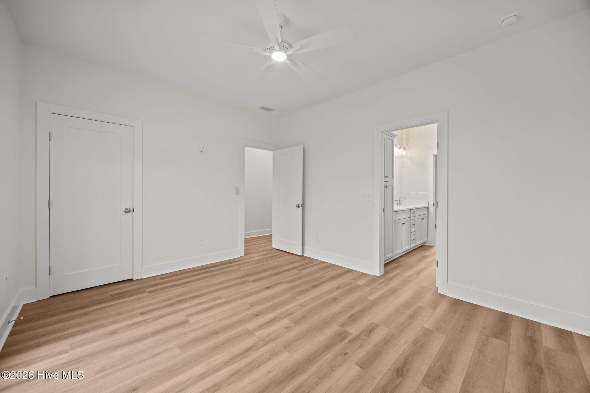 100552819 | Photo 25