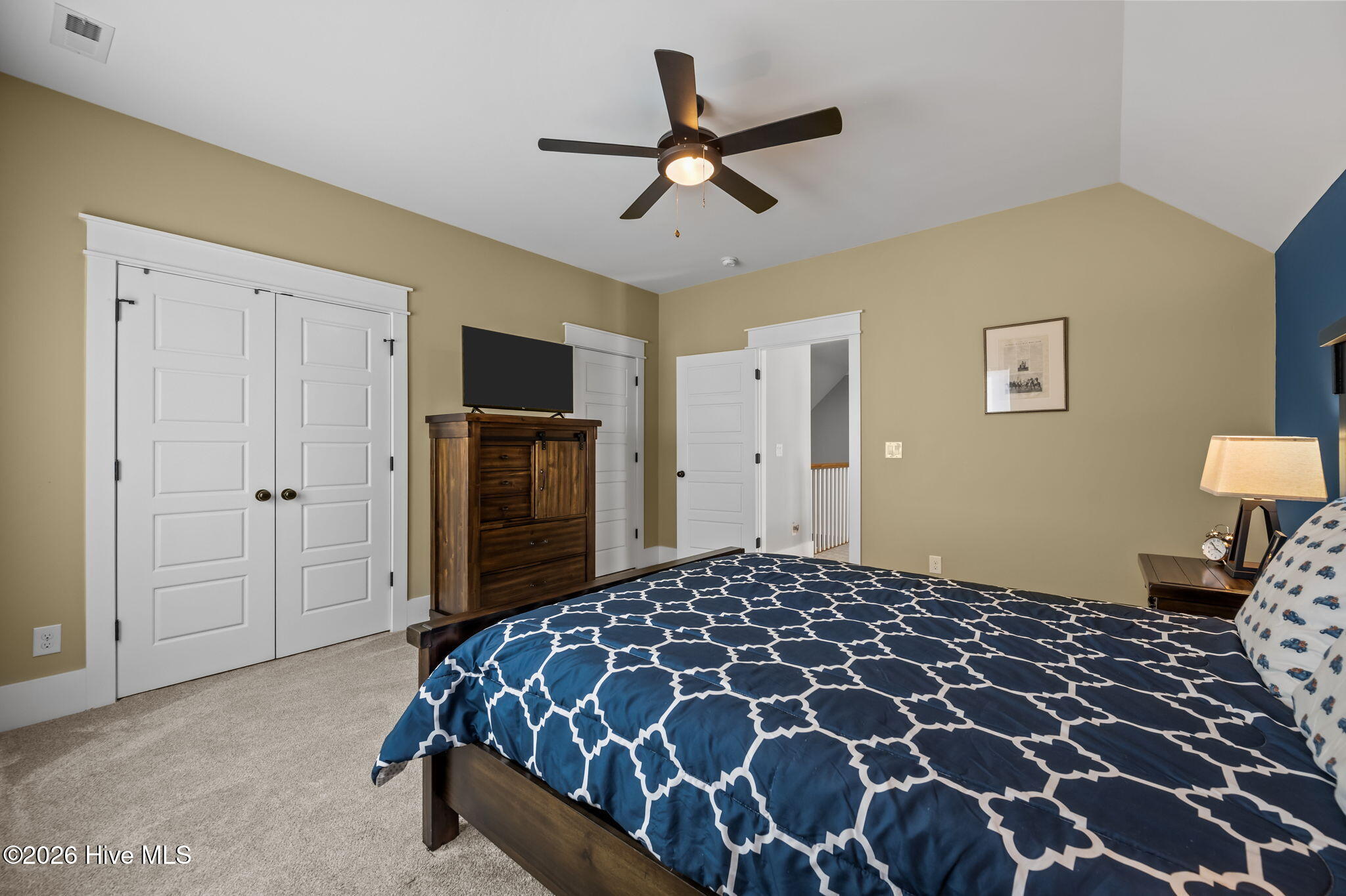 100555870 | Photo 33