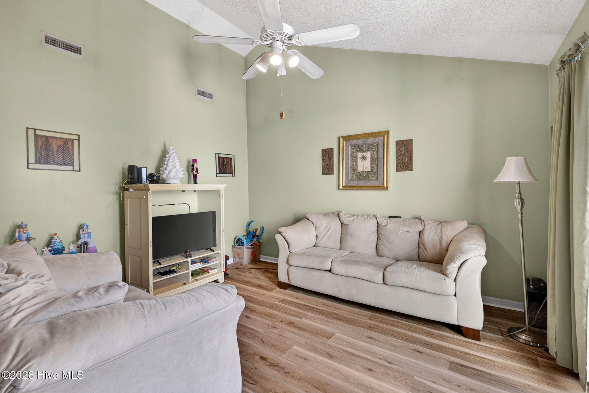 100568008 | Photo 17