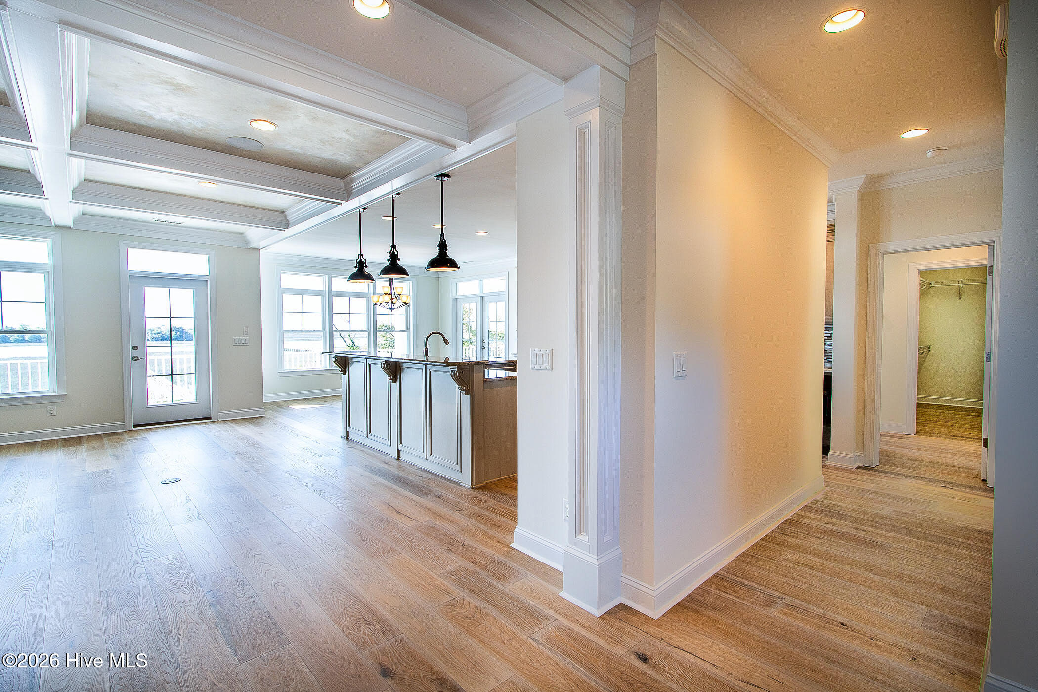 100568588 | Photo 25