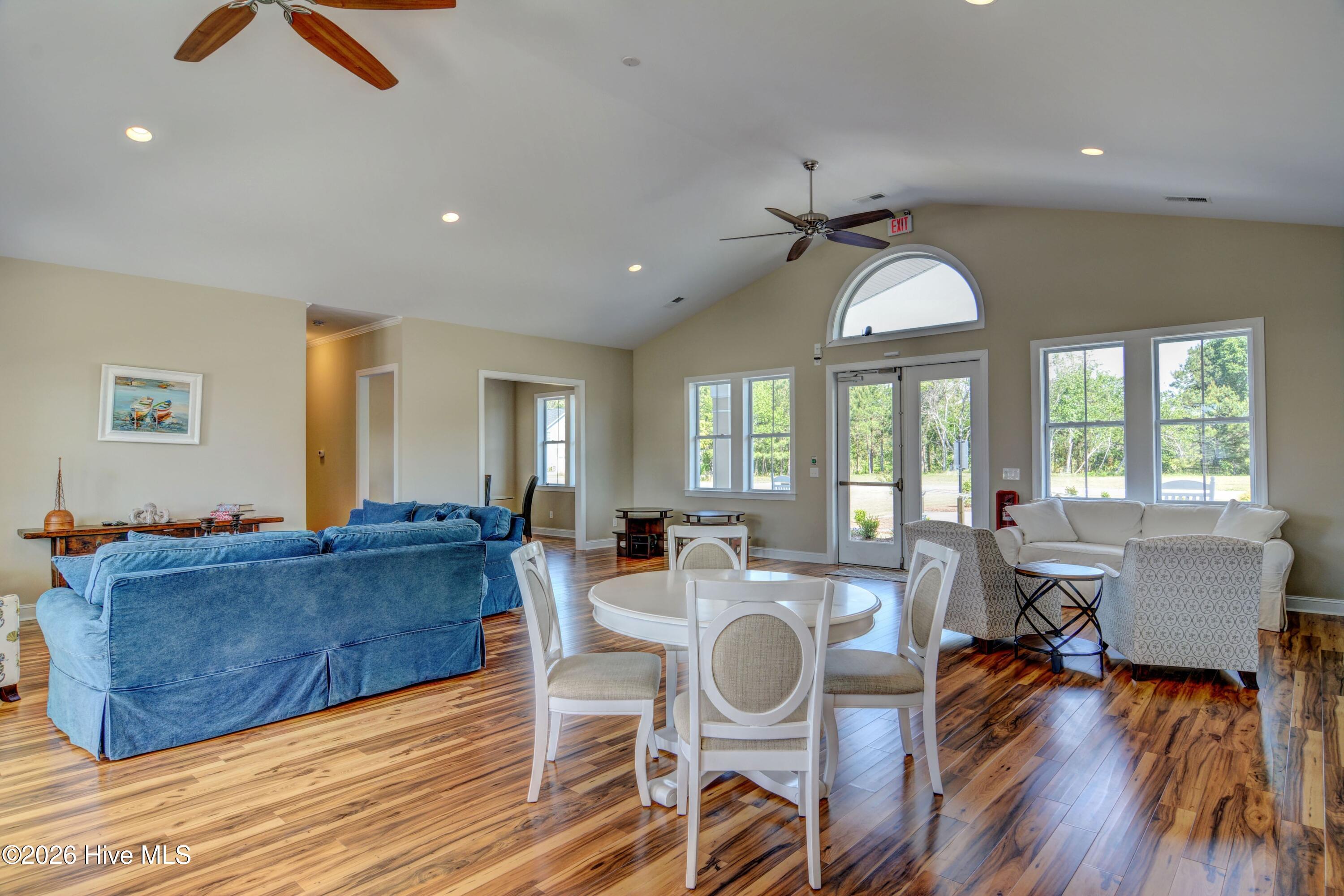 100553232 | Photo 38