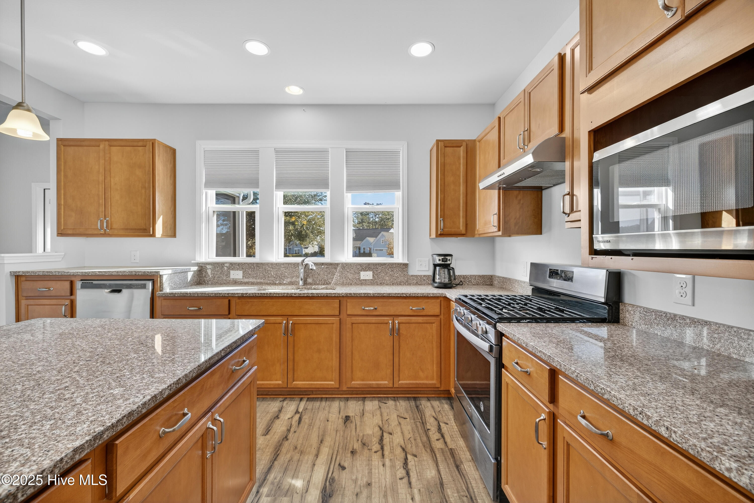 100541390 | Photo 11