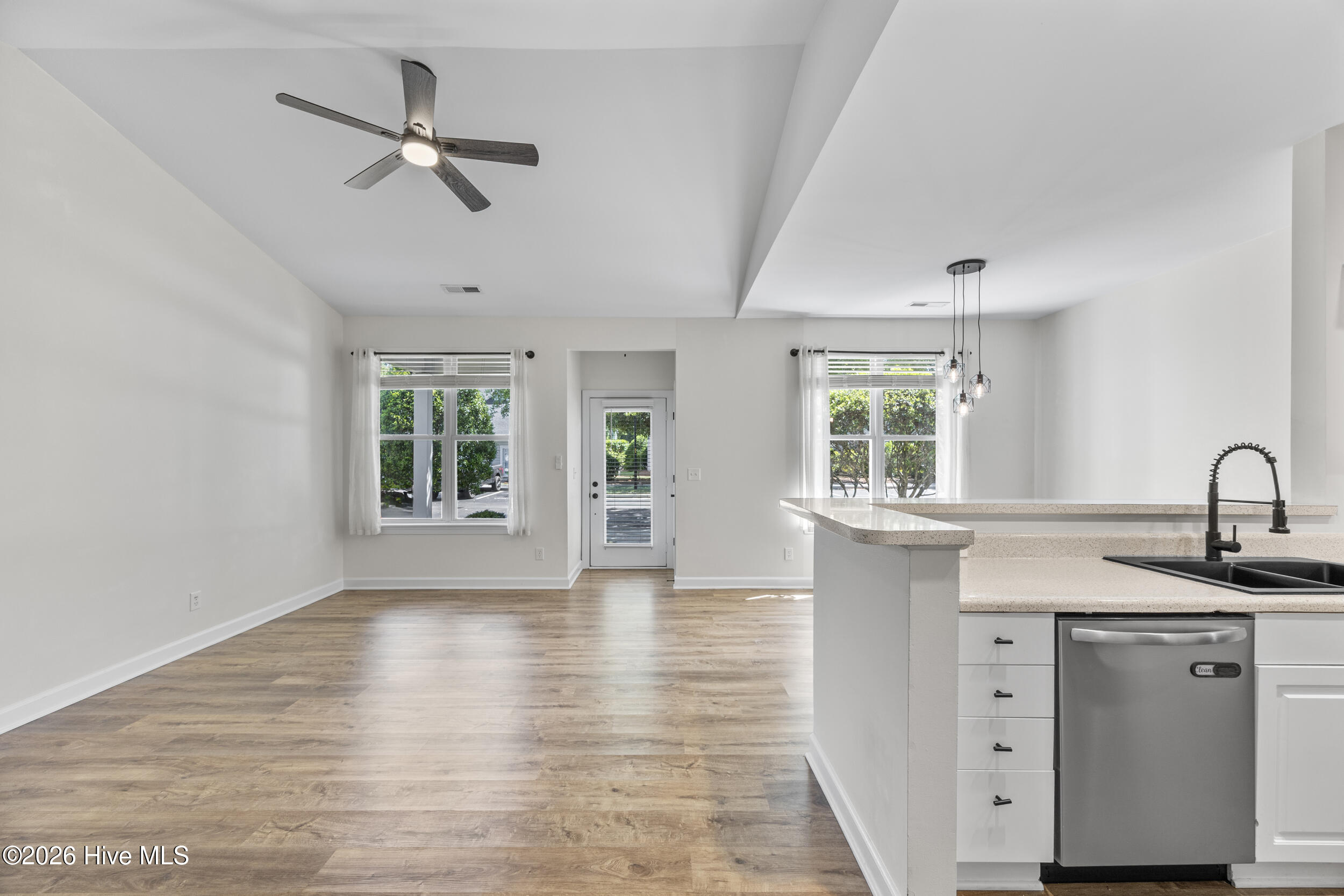 100567822 | Photo 15