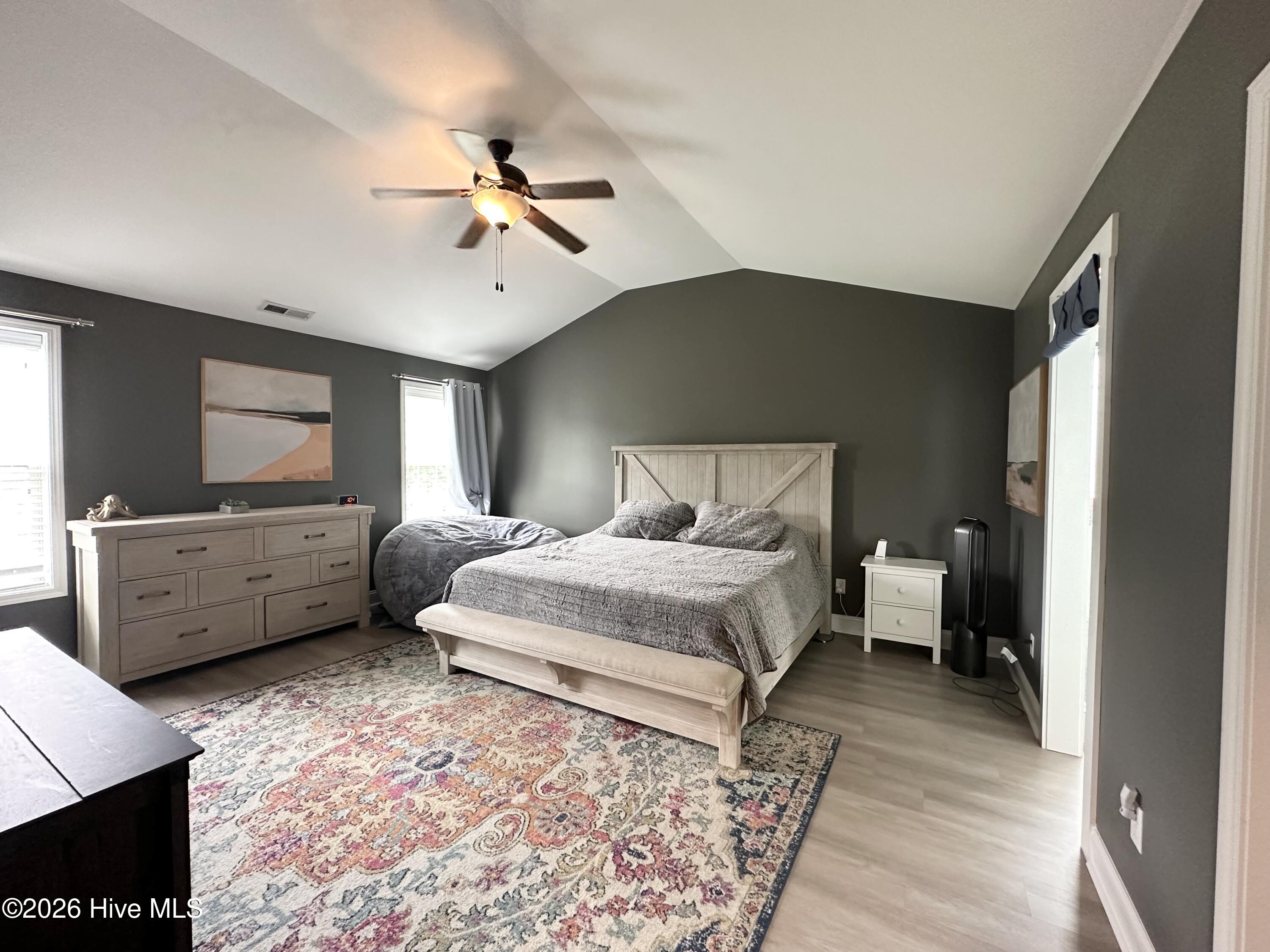 100563138 | Photo 15