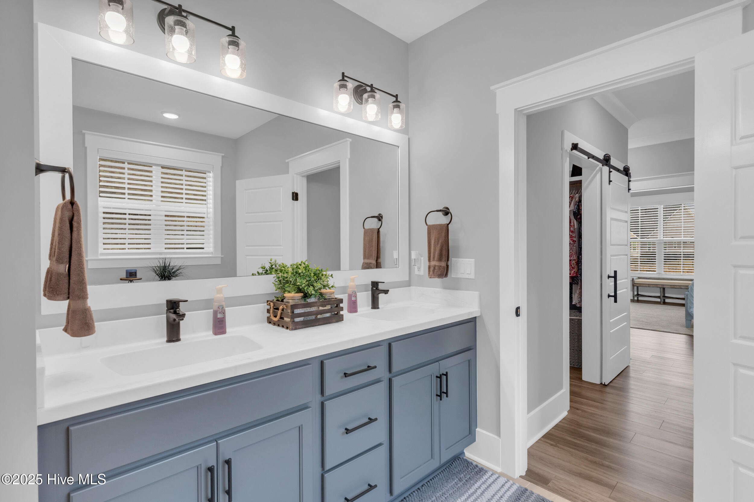 100543142 | Photo 26