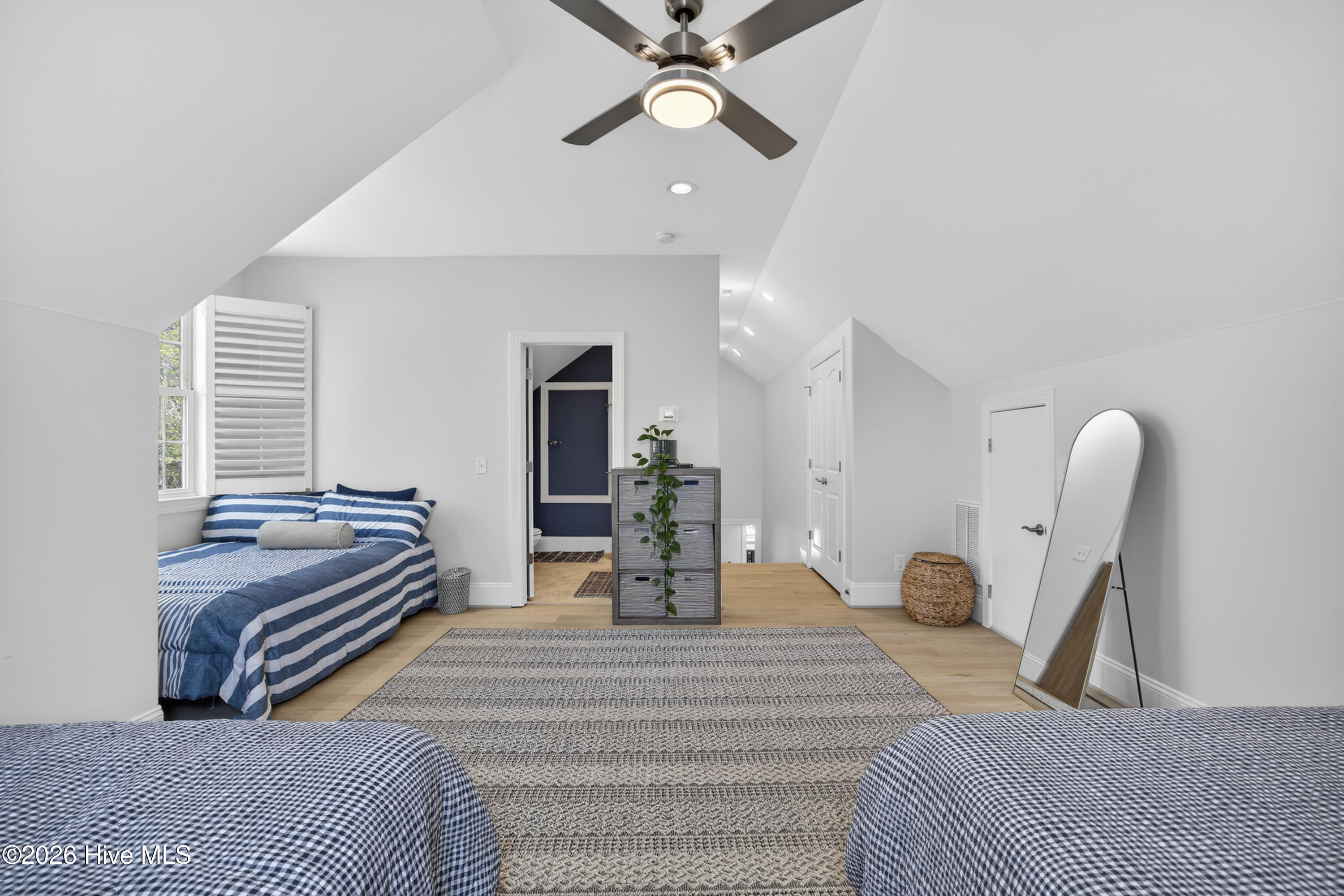 100564665 | Photo 35