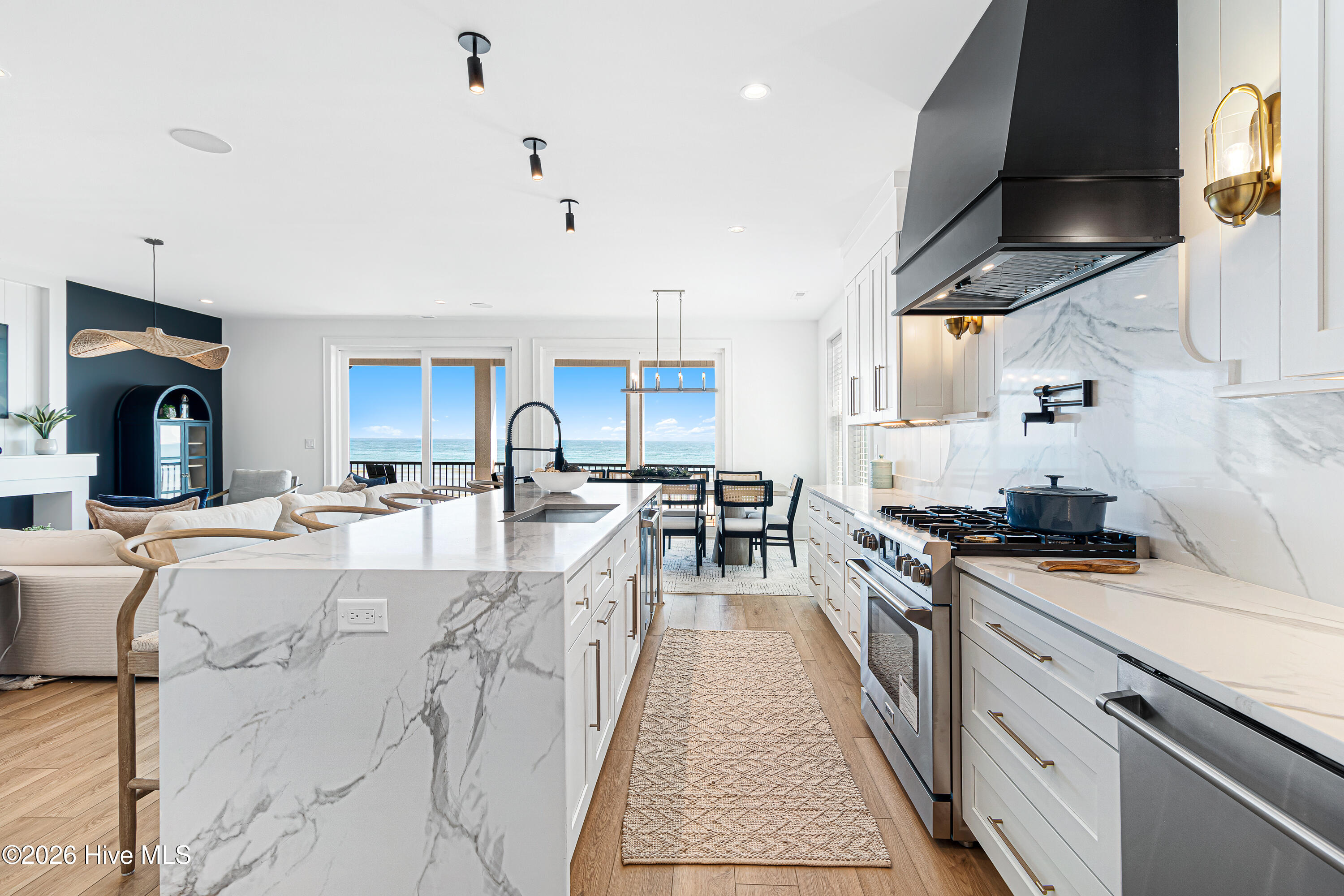 100567195 | Photo 24