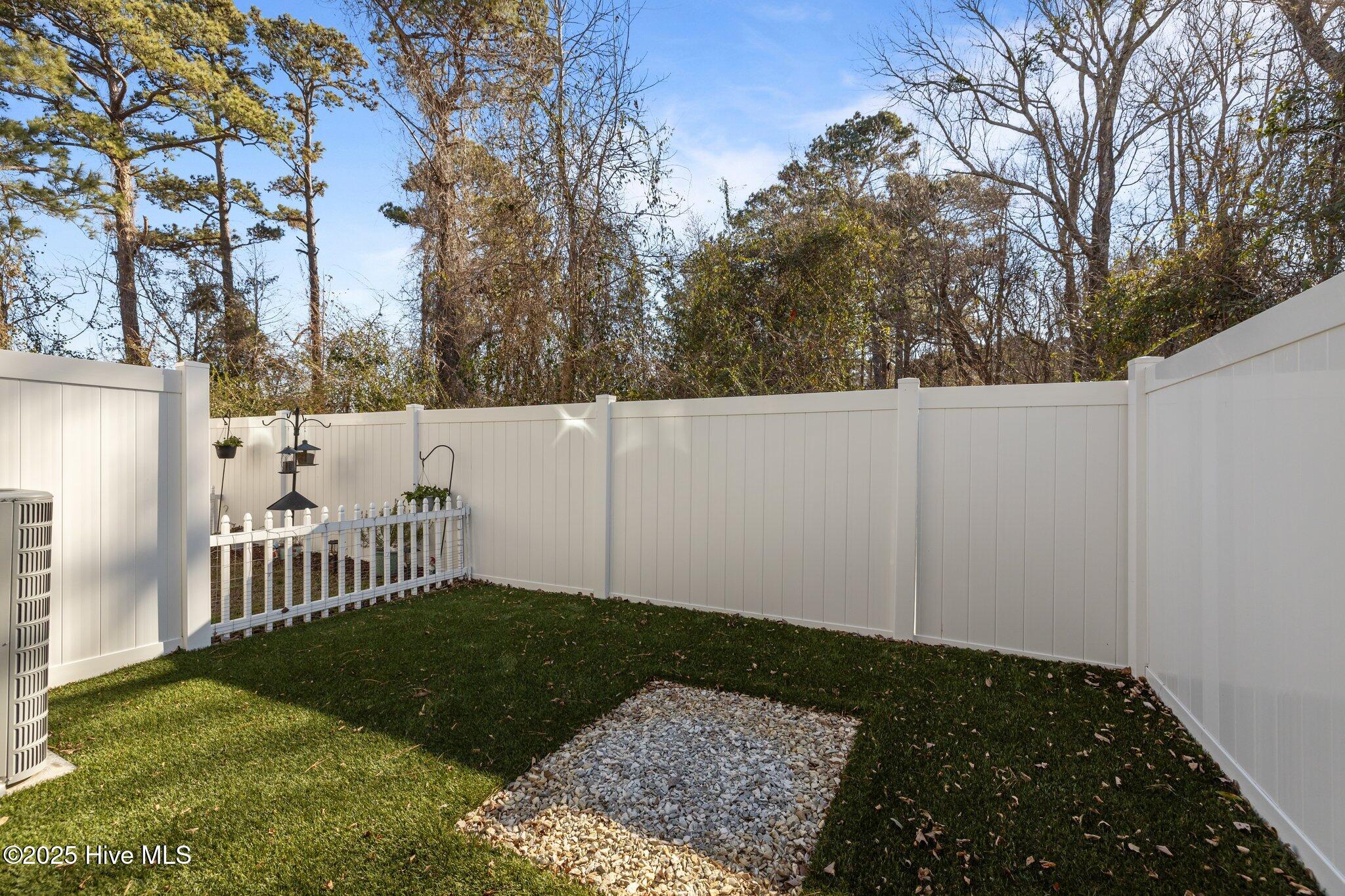 100563898 | Photo 16