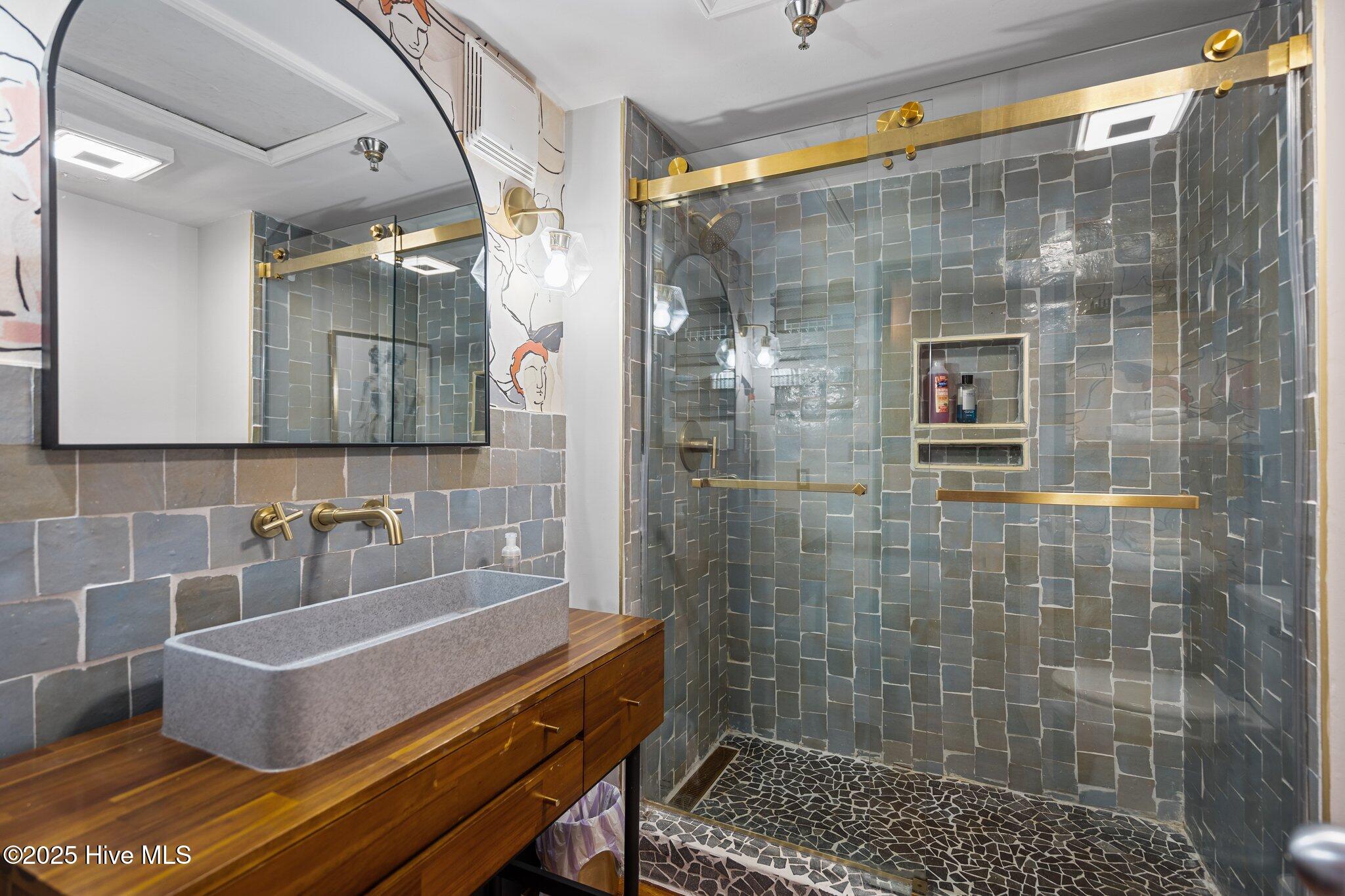 100509960 | Photo 17