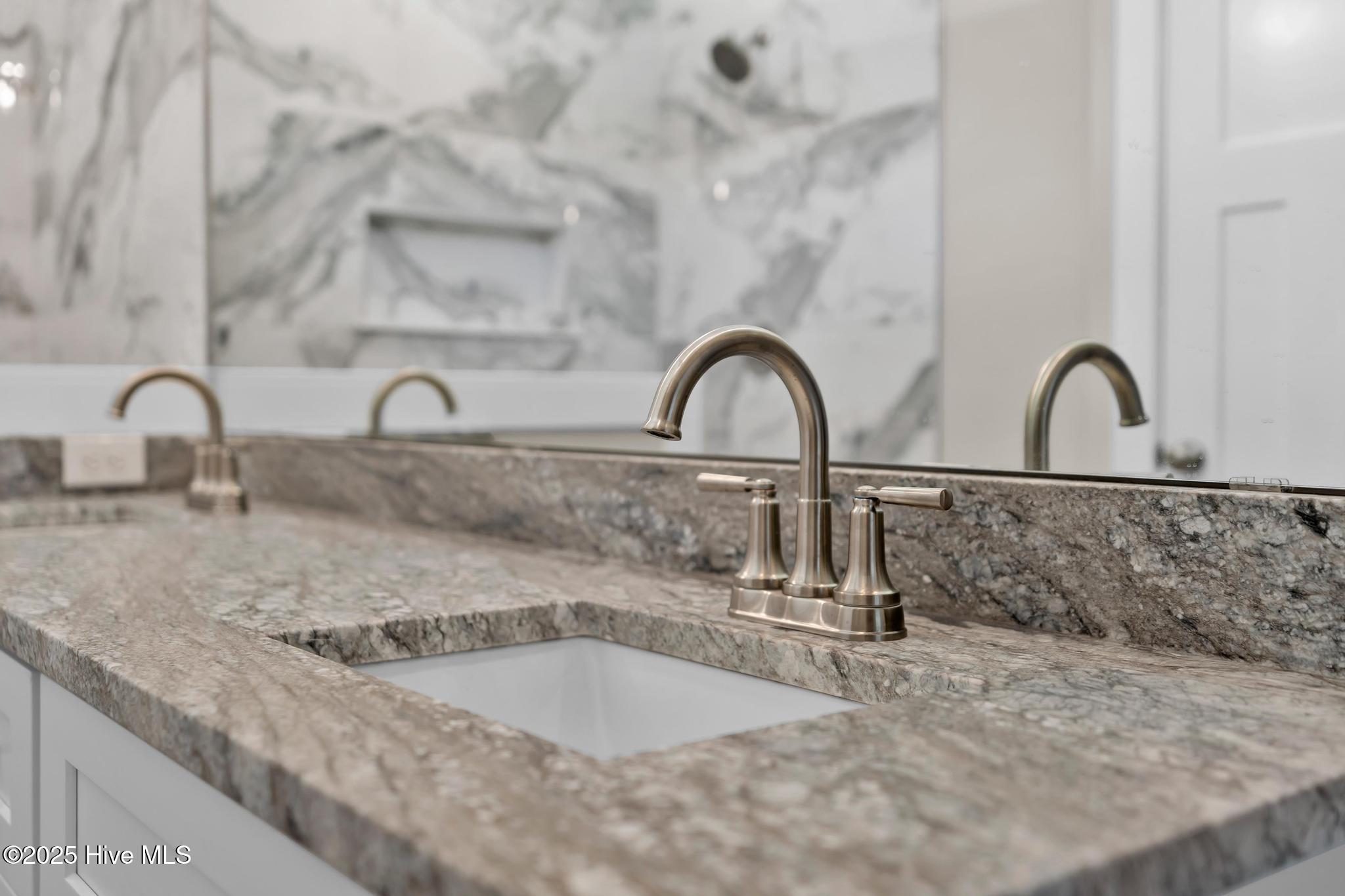 100527490 | Photo 25