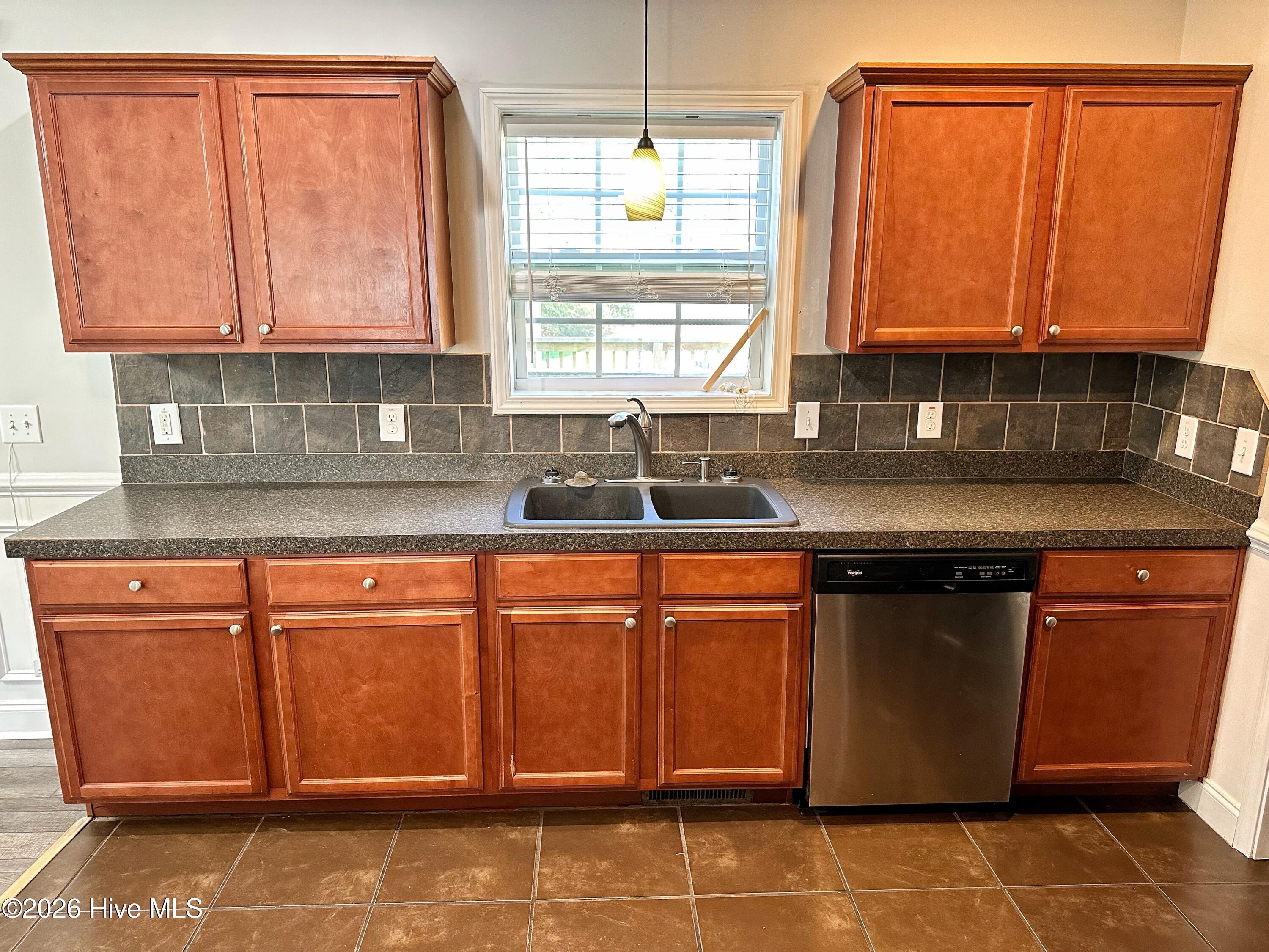 100562100 | Photo 10