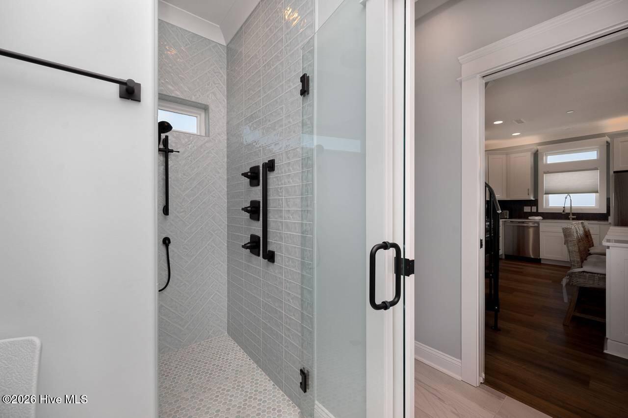 100560212 | Photo 142