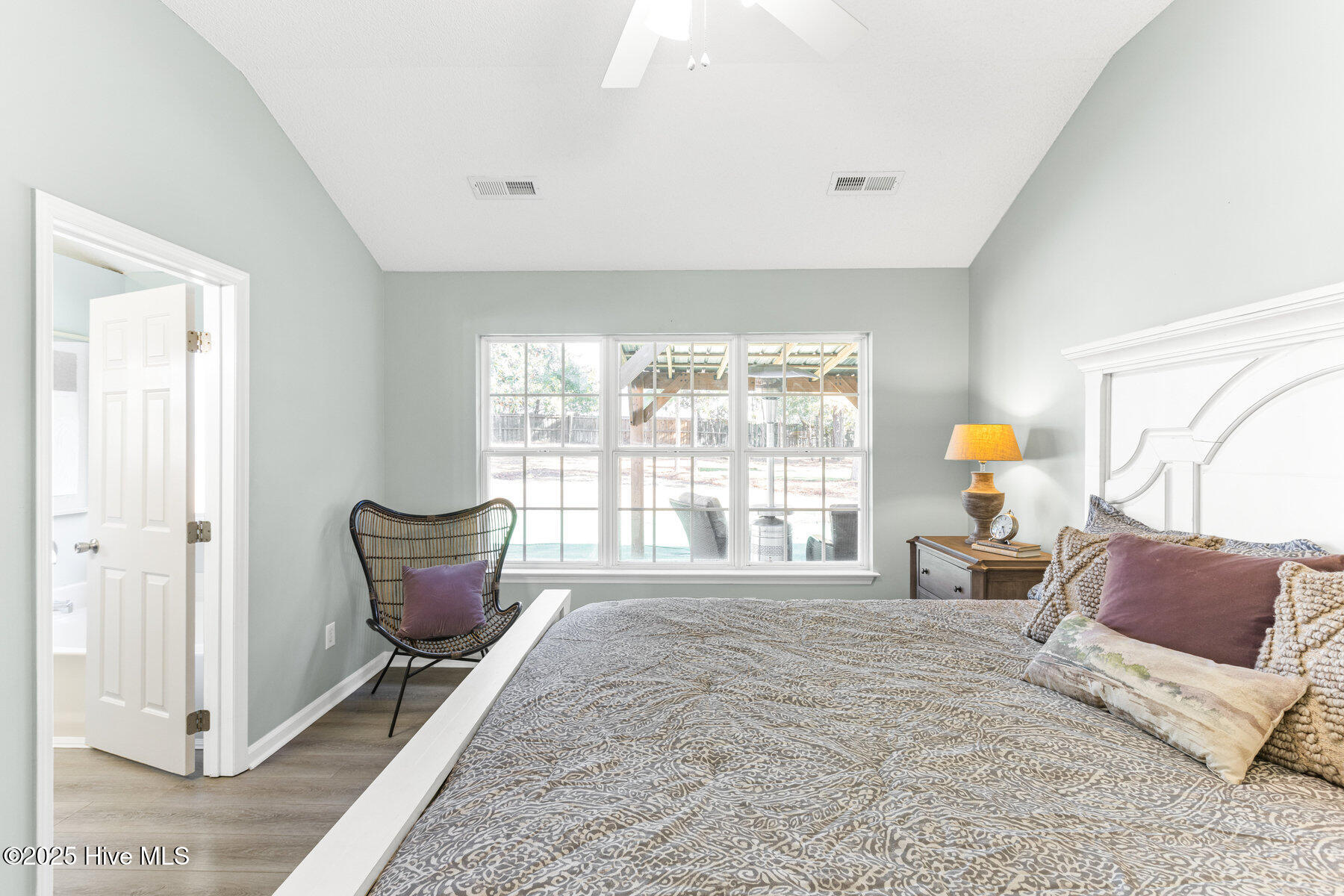 100542104 | Photo 12