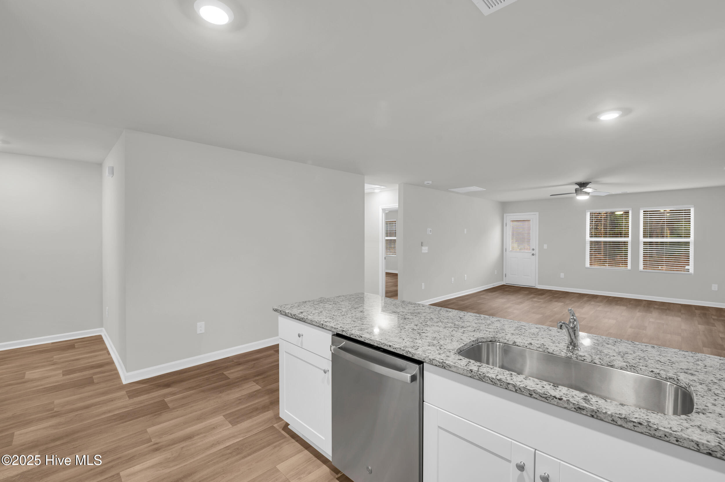 100544665 | Photo 12