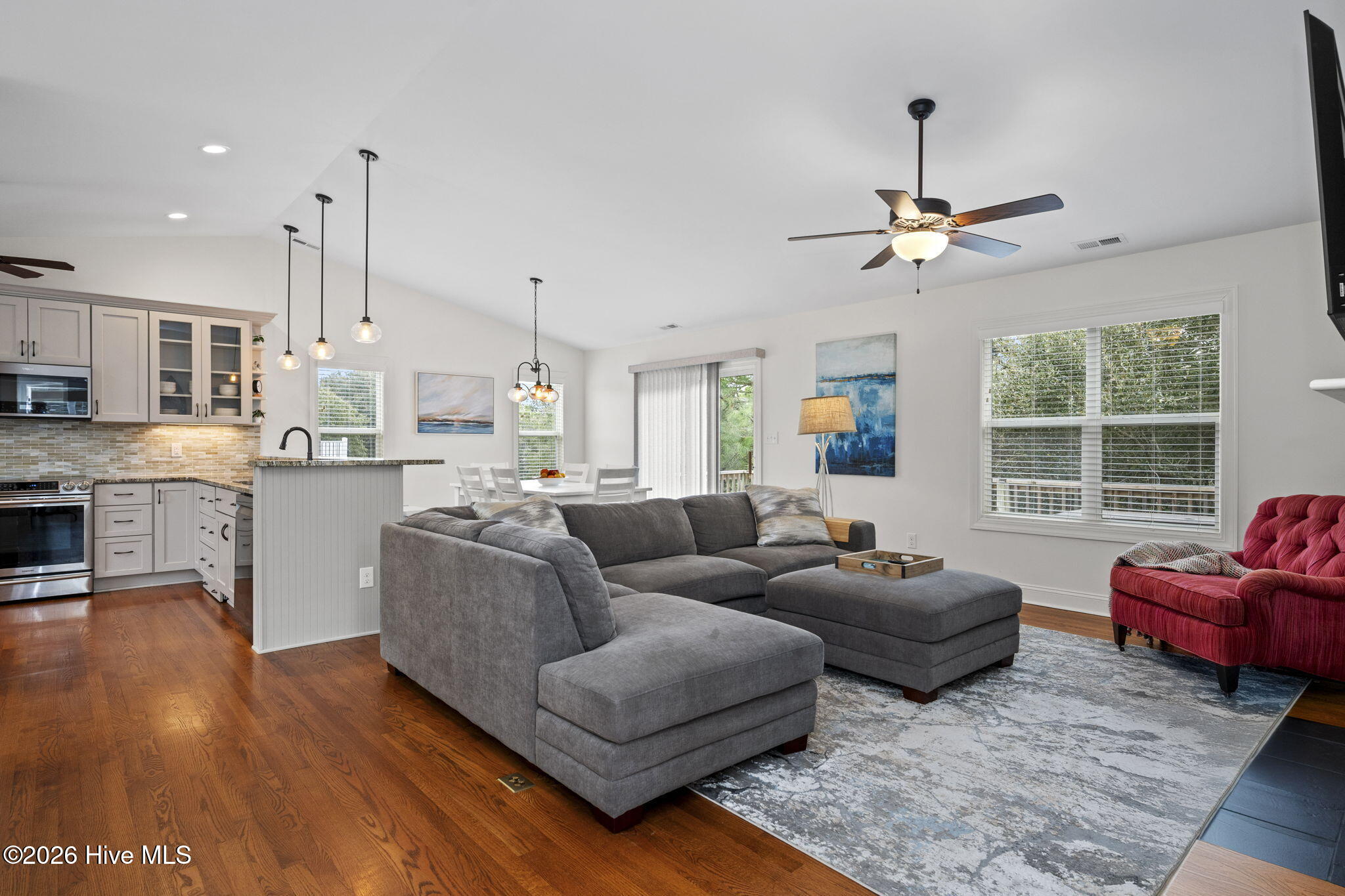 100557272 | Photo 12