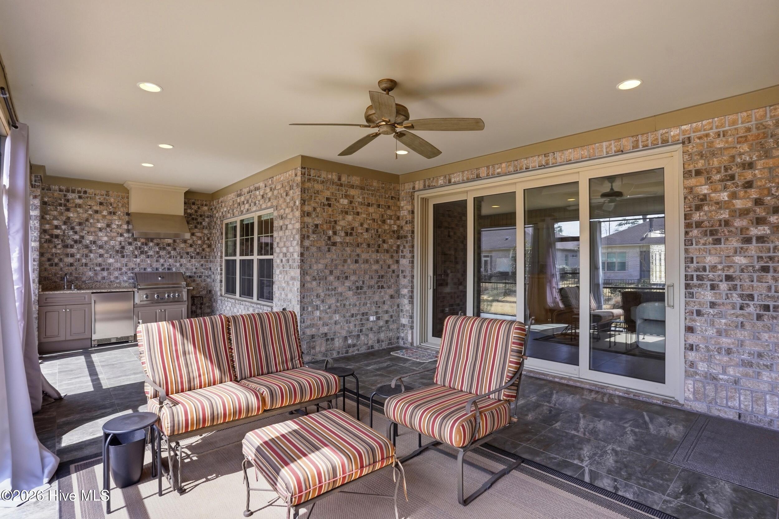 100560979 | Photo 39