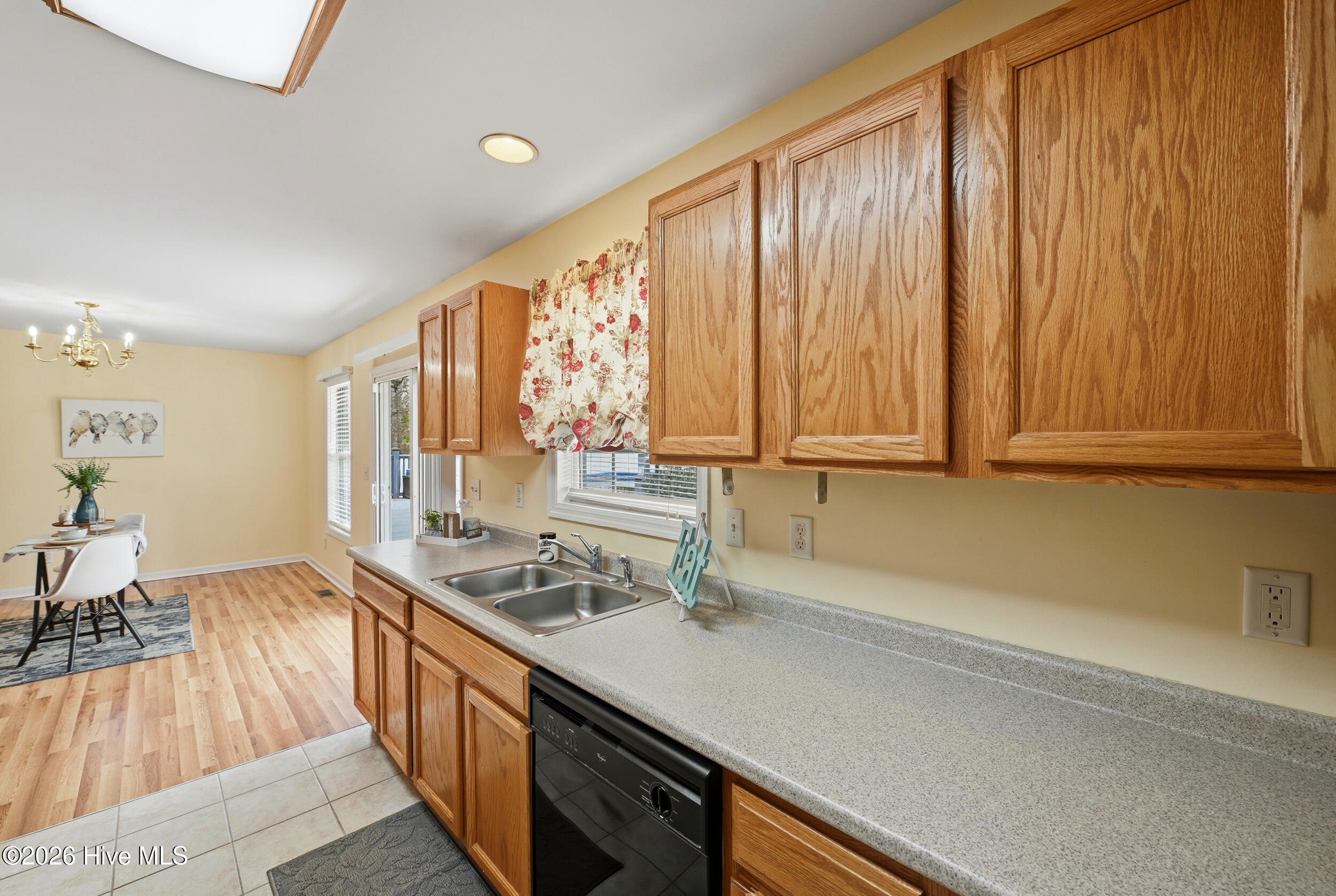 100562256 | Photo 16