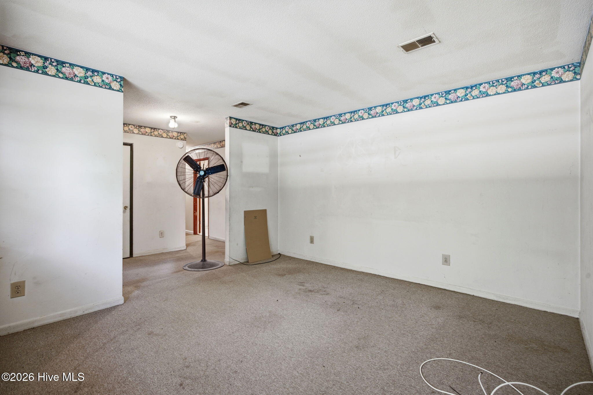 100586976 | Photo 11