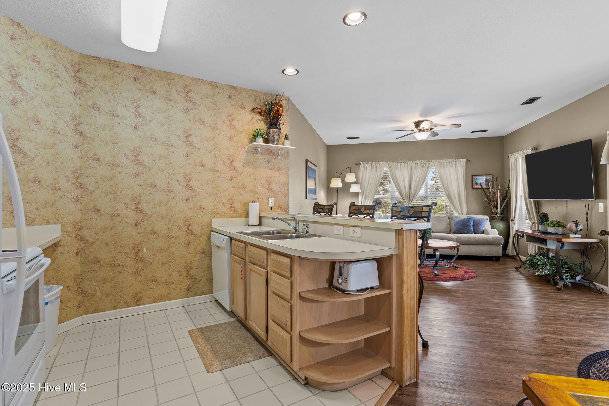 100528935 | Photo 18