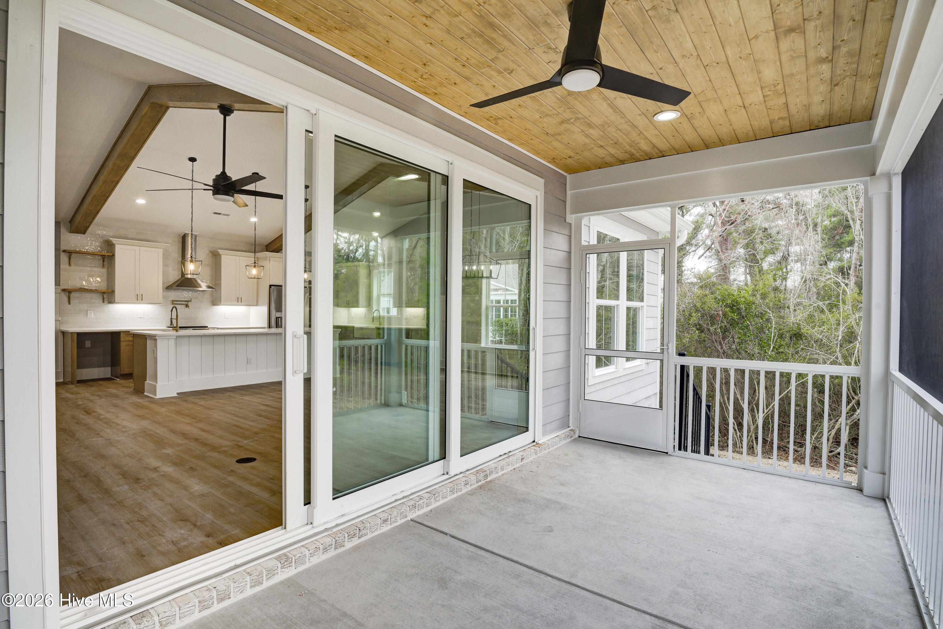 100560794 | Photo 43