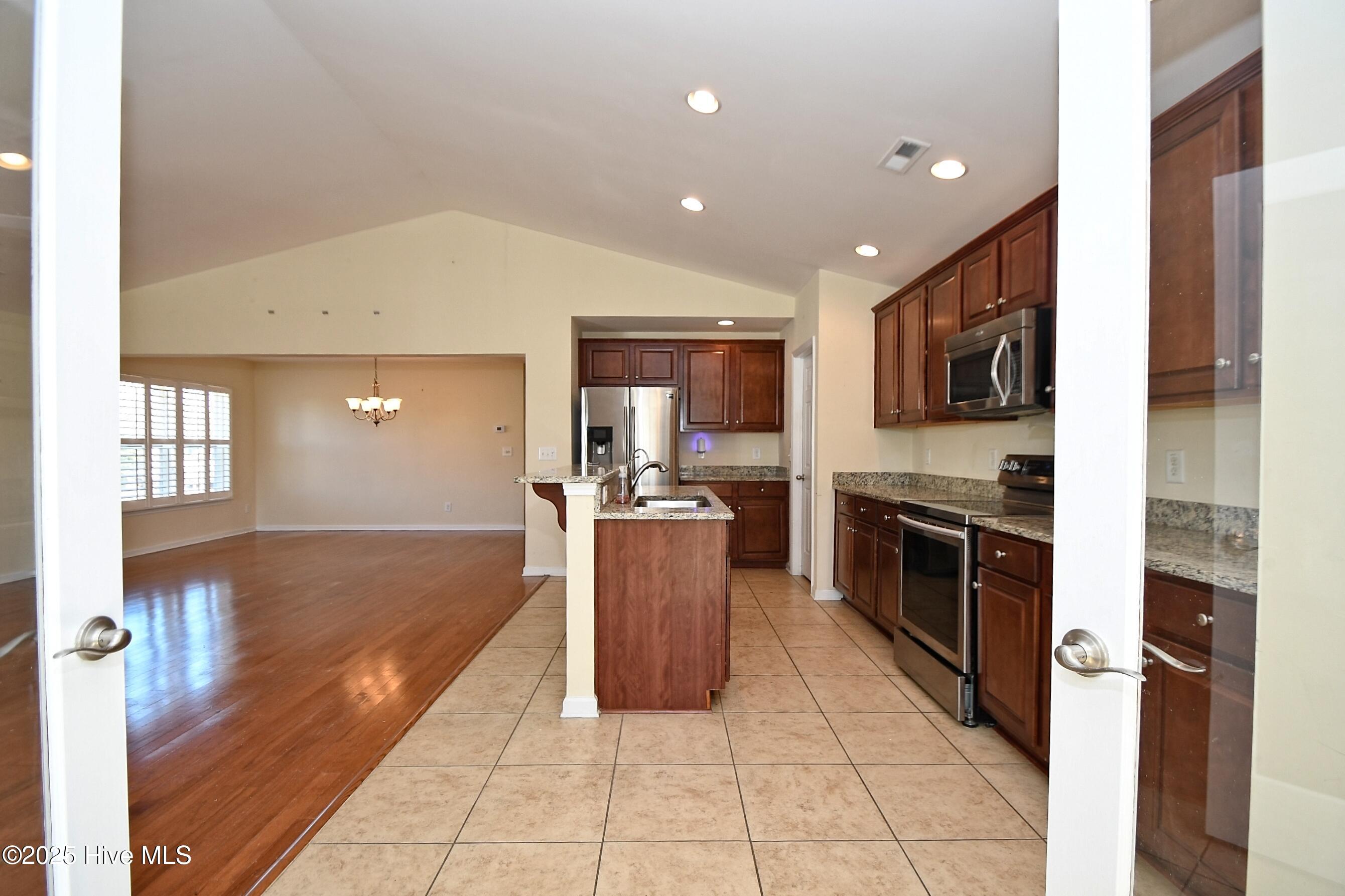 100538735 | Photo 22