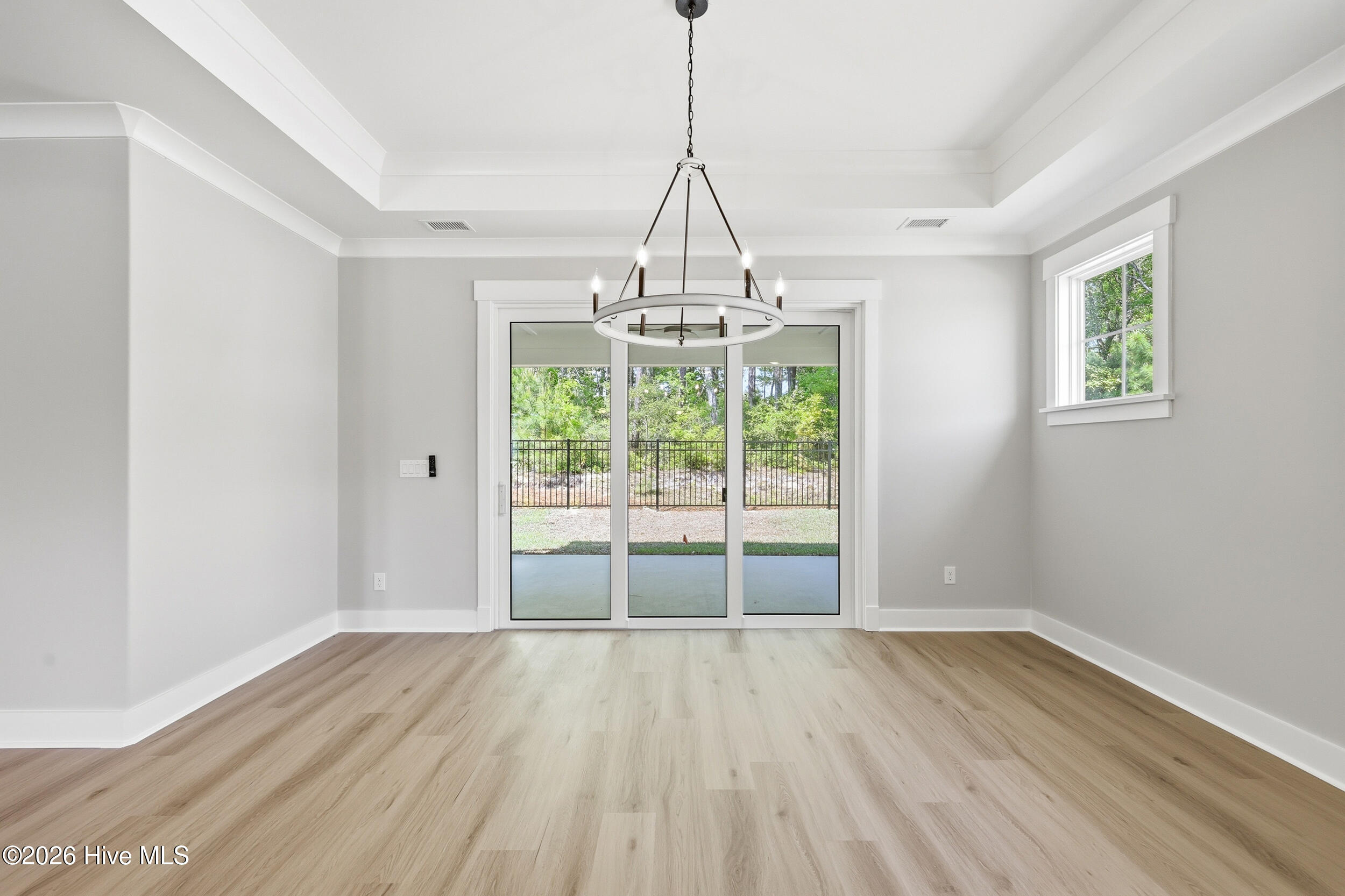 100551665 | Photo 14