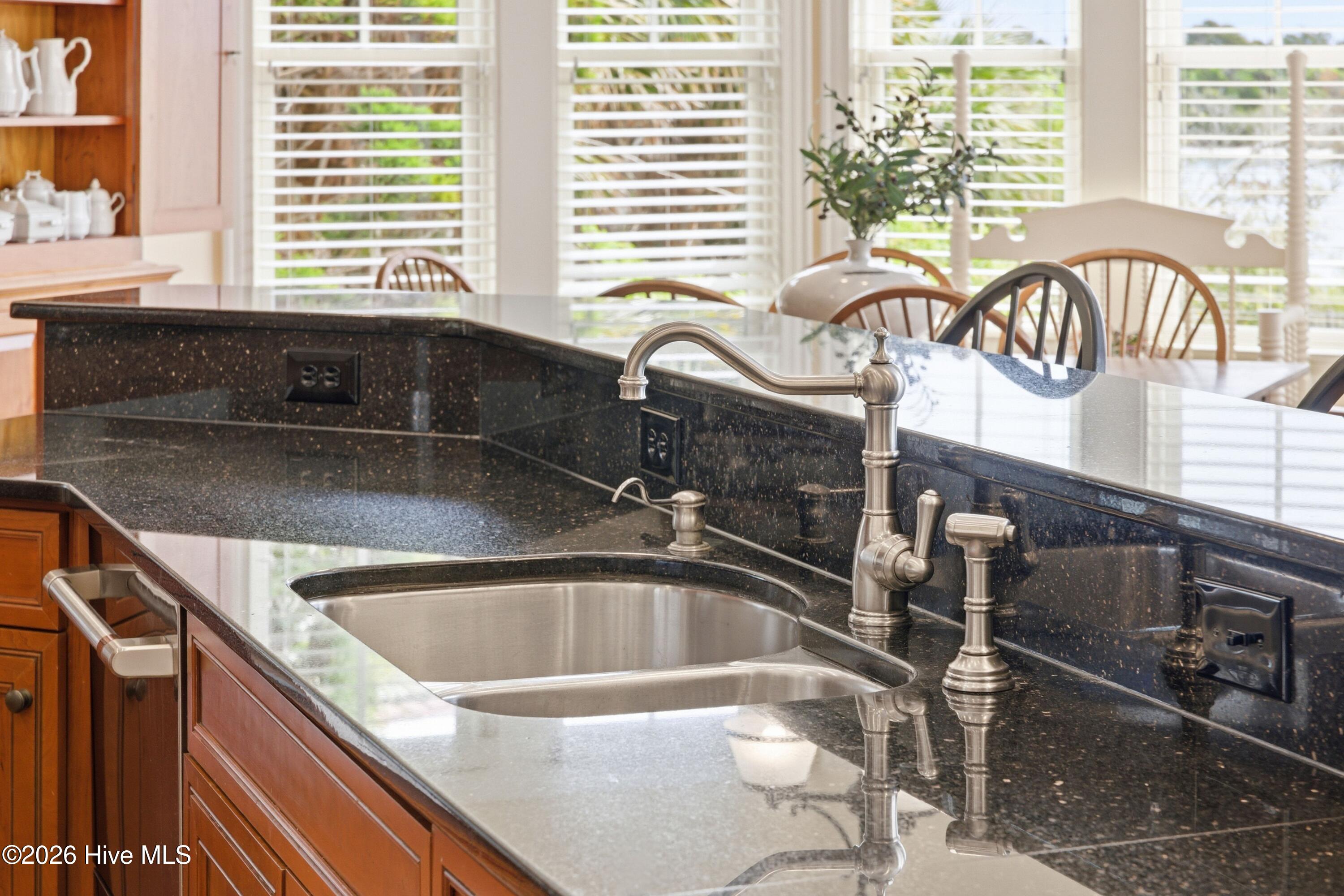 100564058 | Photo 28