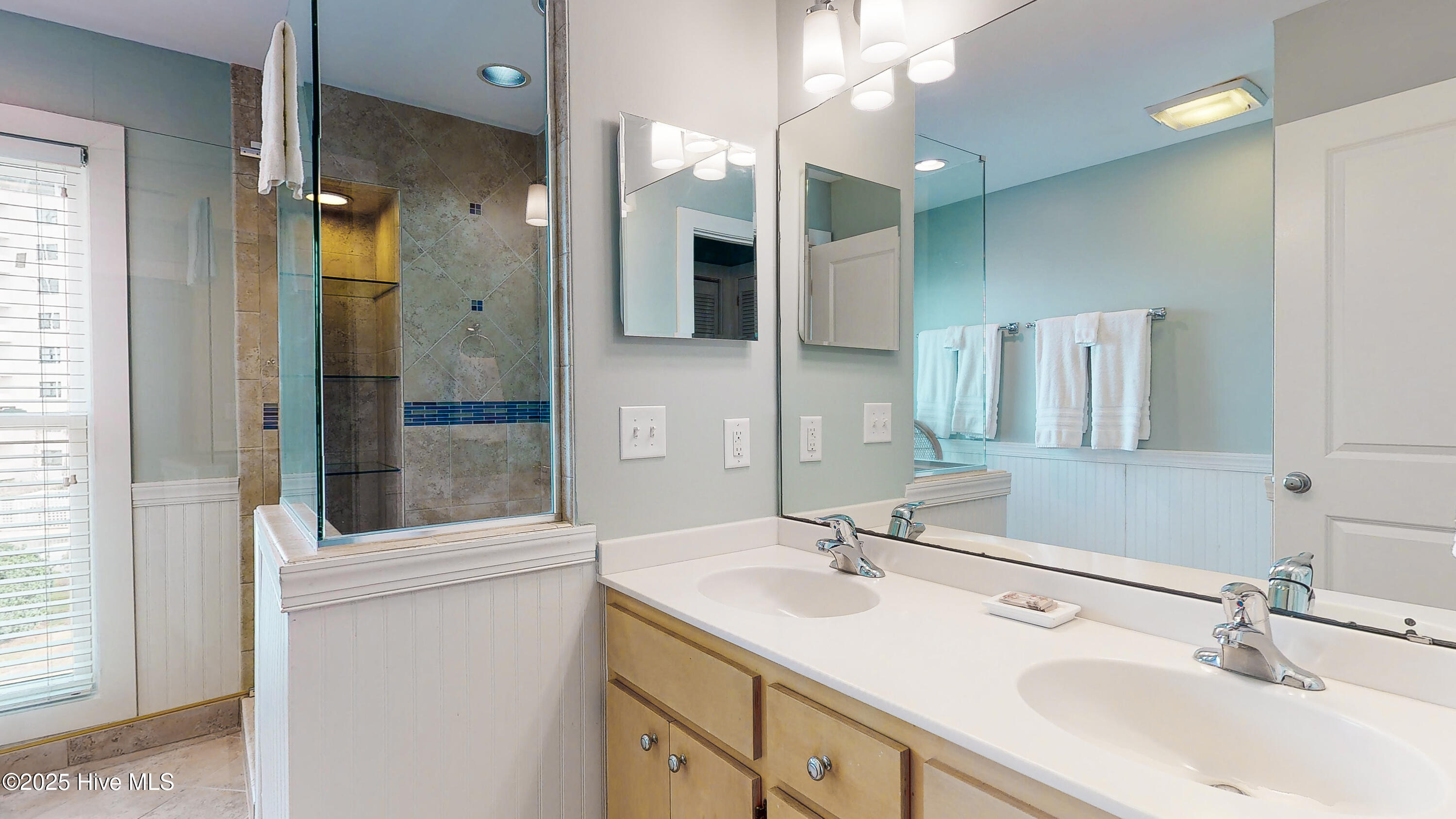 100563246 | Photo 29