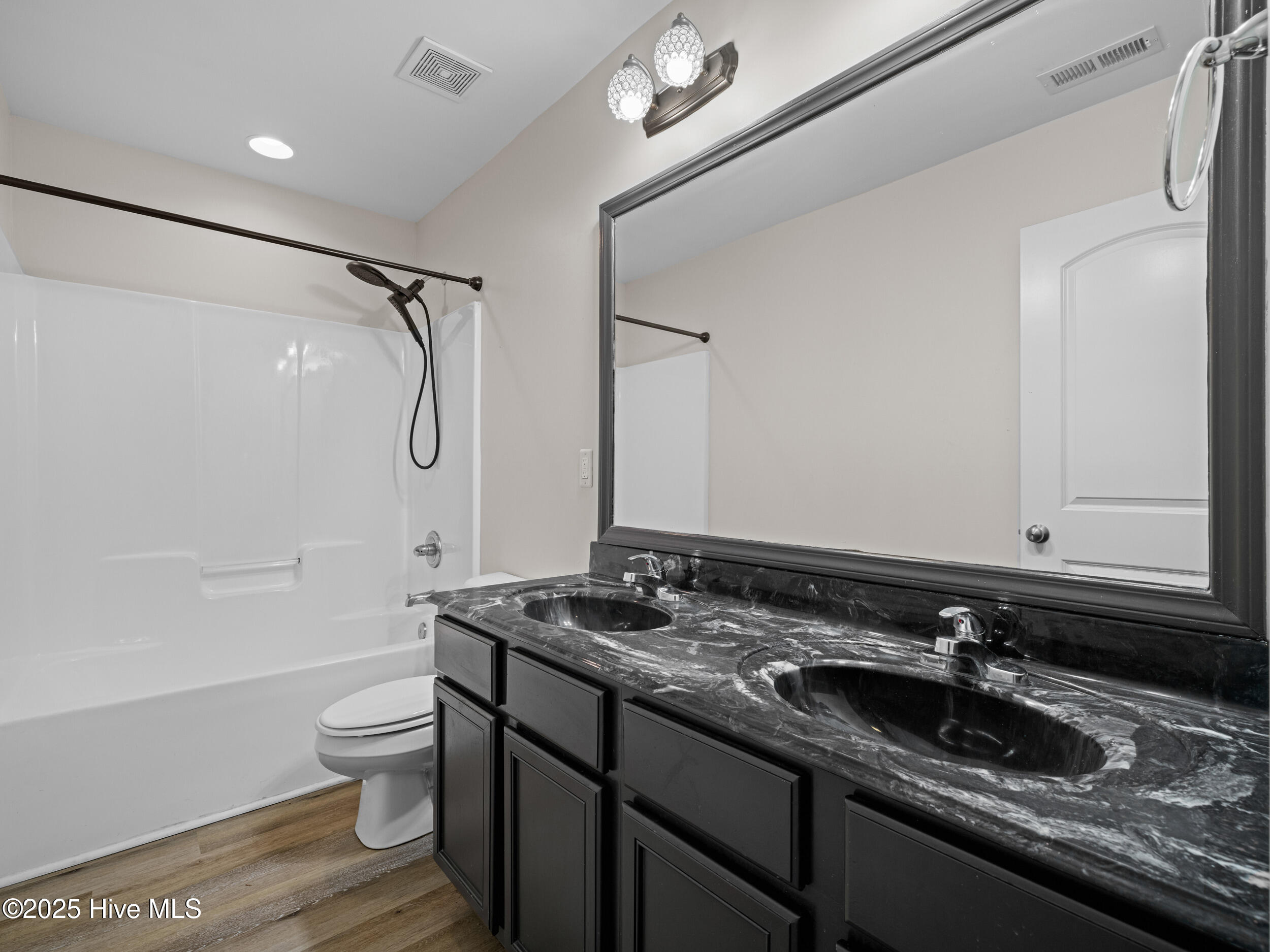 100531847 | Photo 30