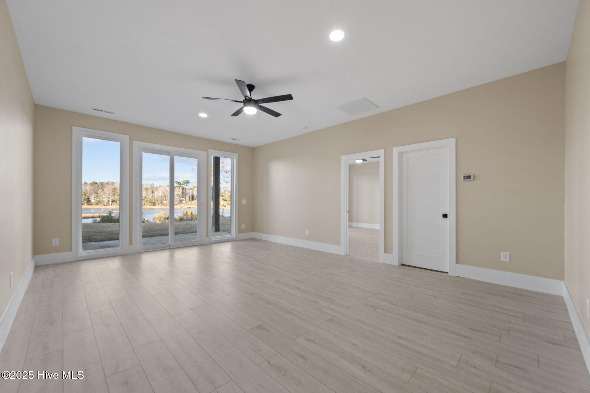 100547090 | Photo 54