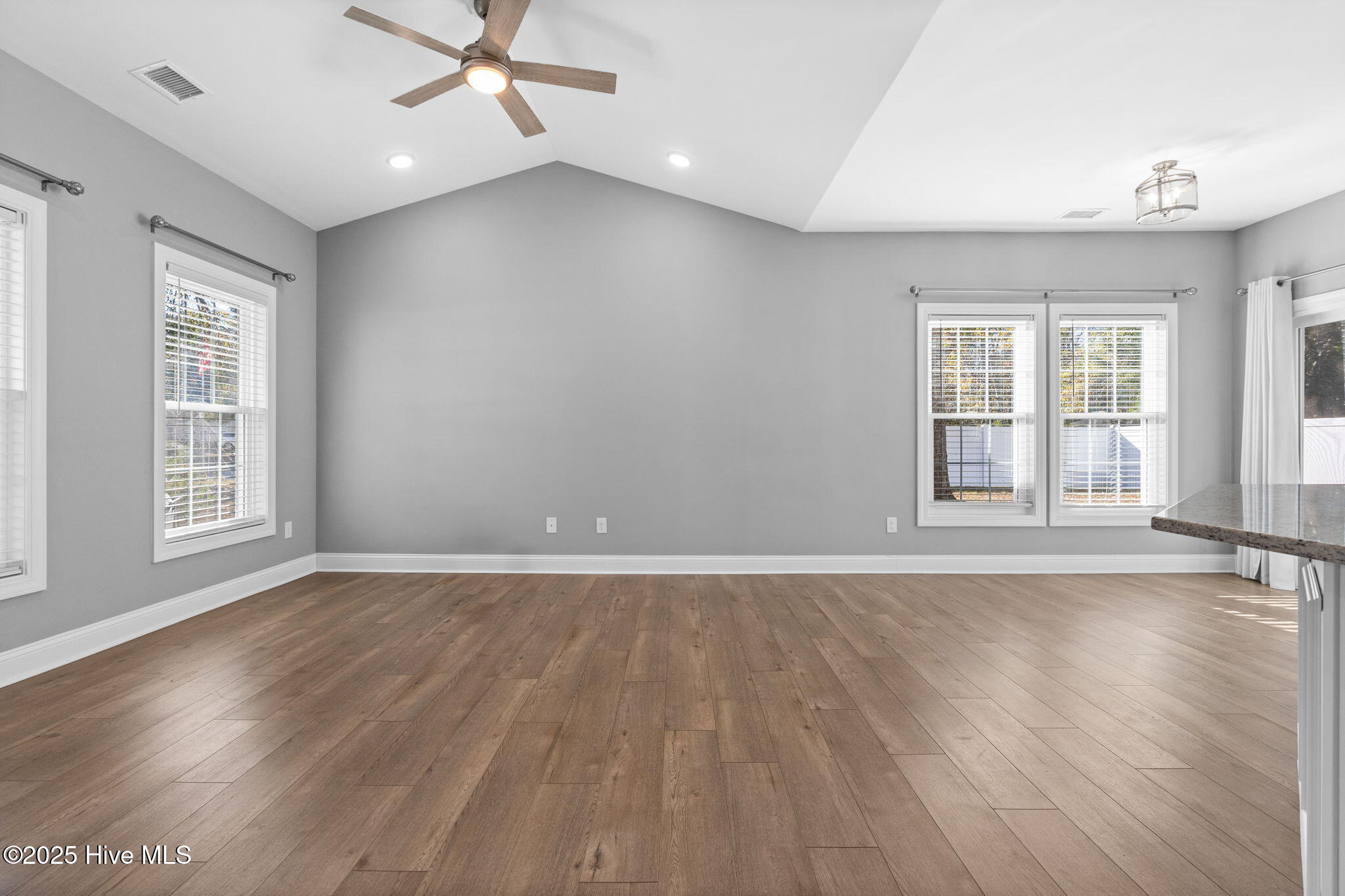 100544507 | Photo 14