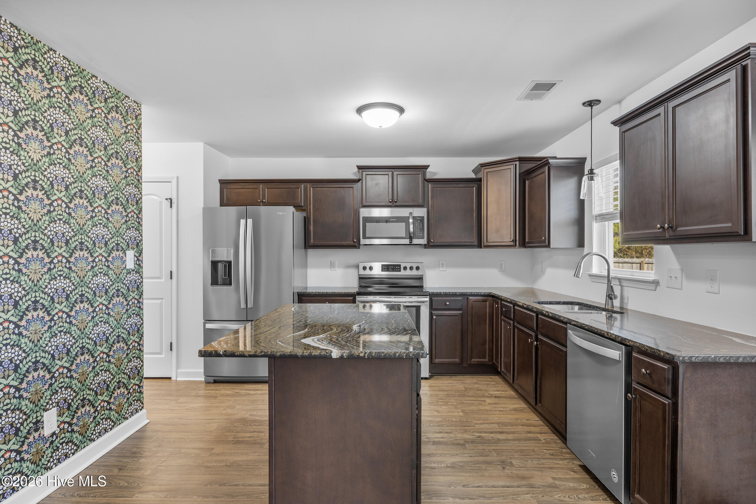 100553929 | Photo 15