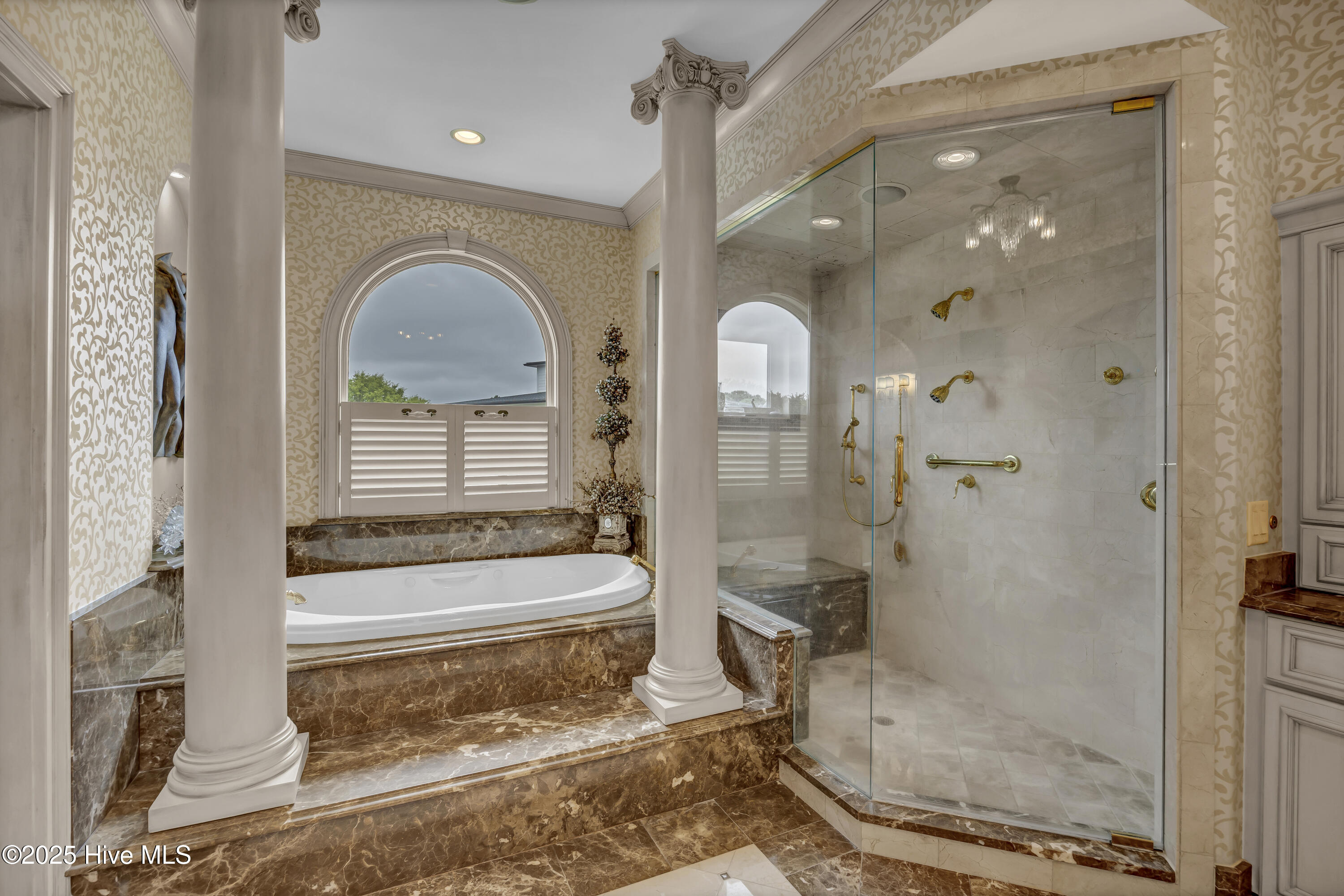 100530989 | Photo 44