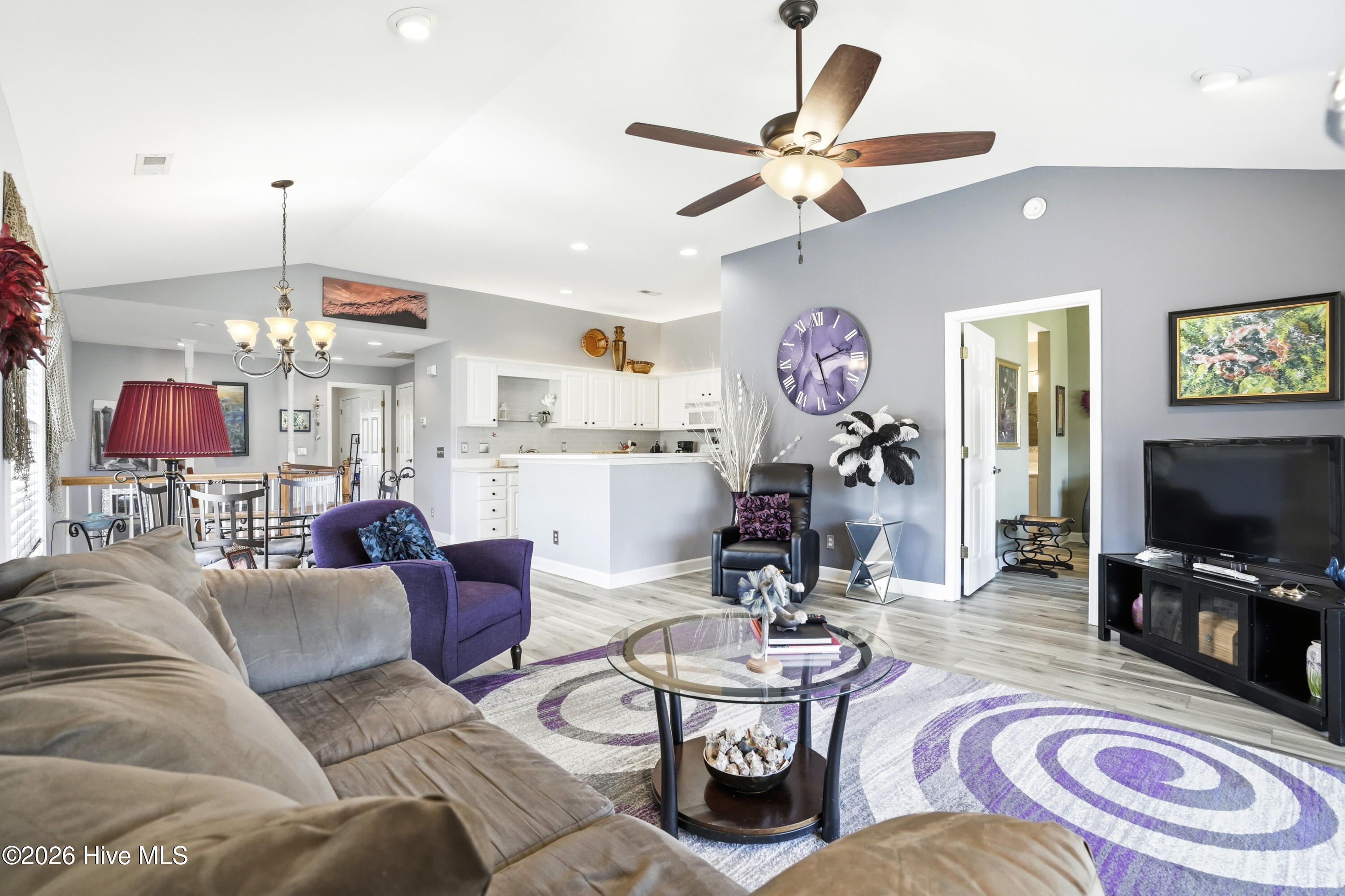 100564419 | Photo 14