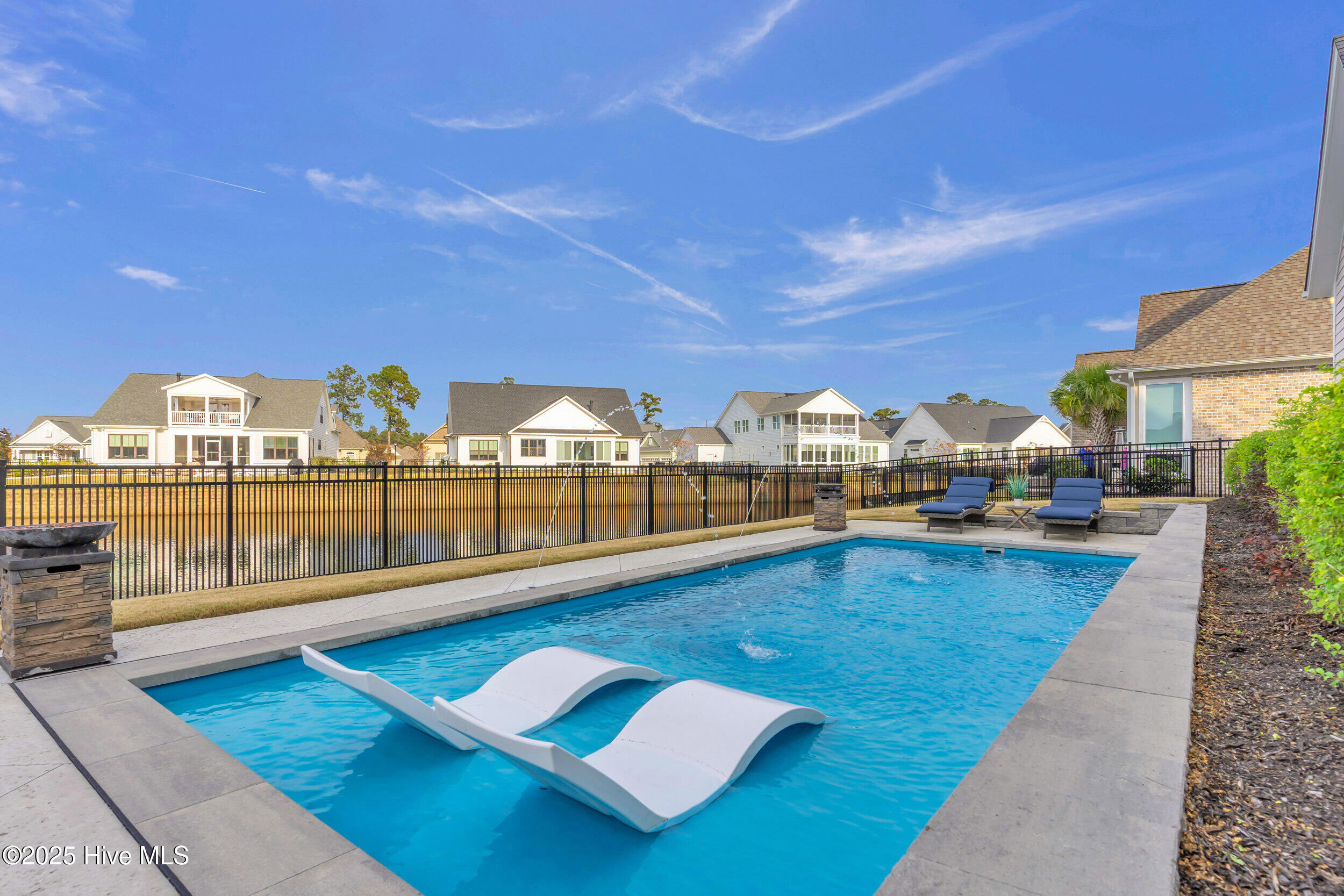 100543142 | Photo 47