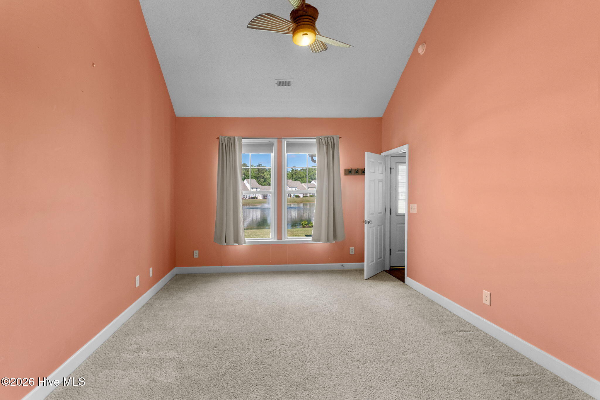 100570340 | Photo 34