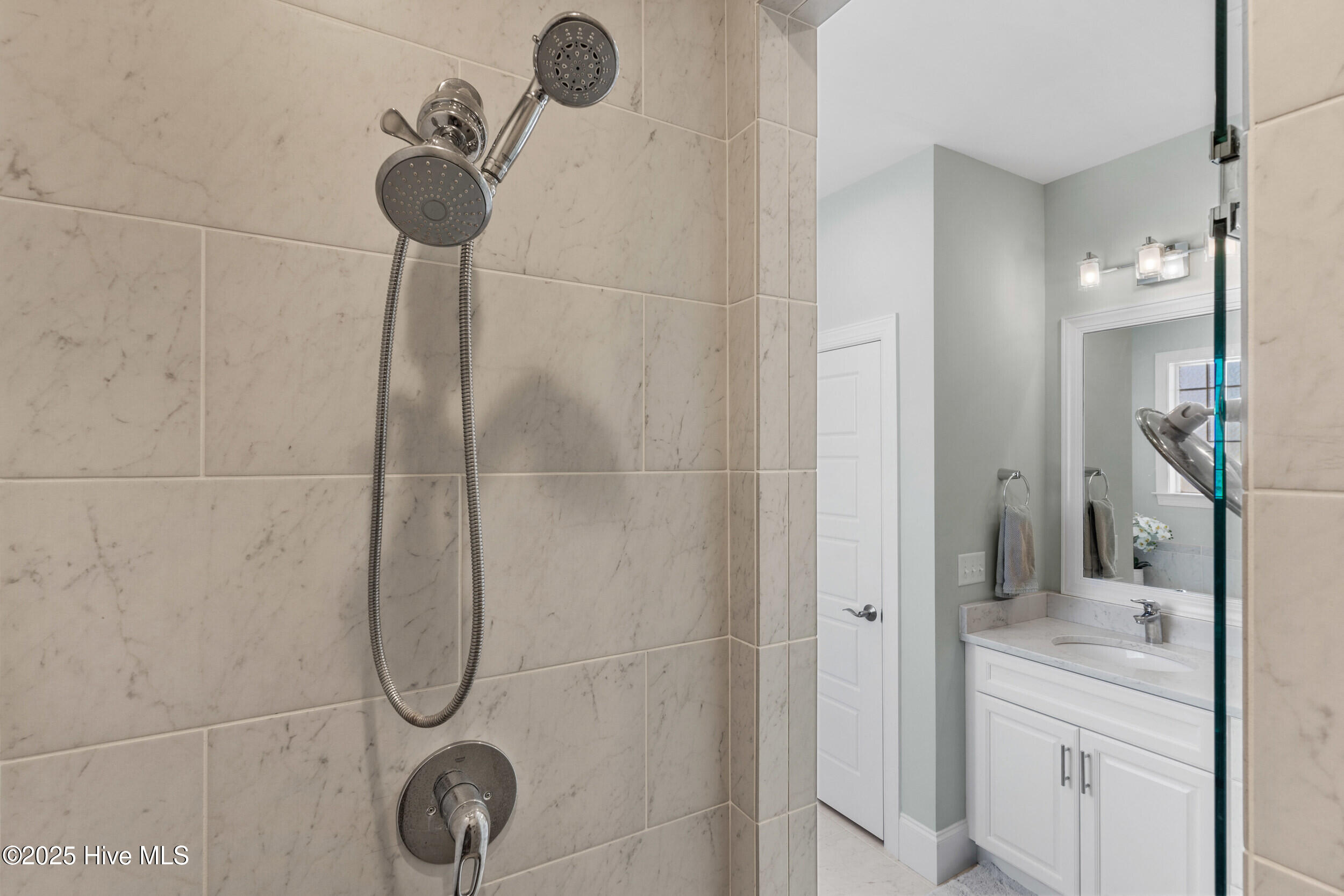 100545299 | Photo 25